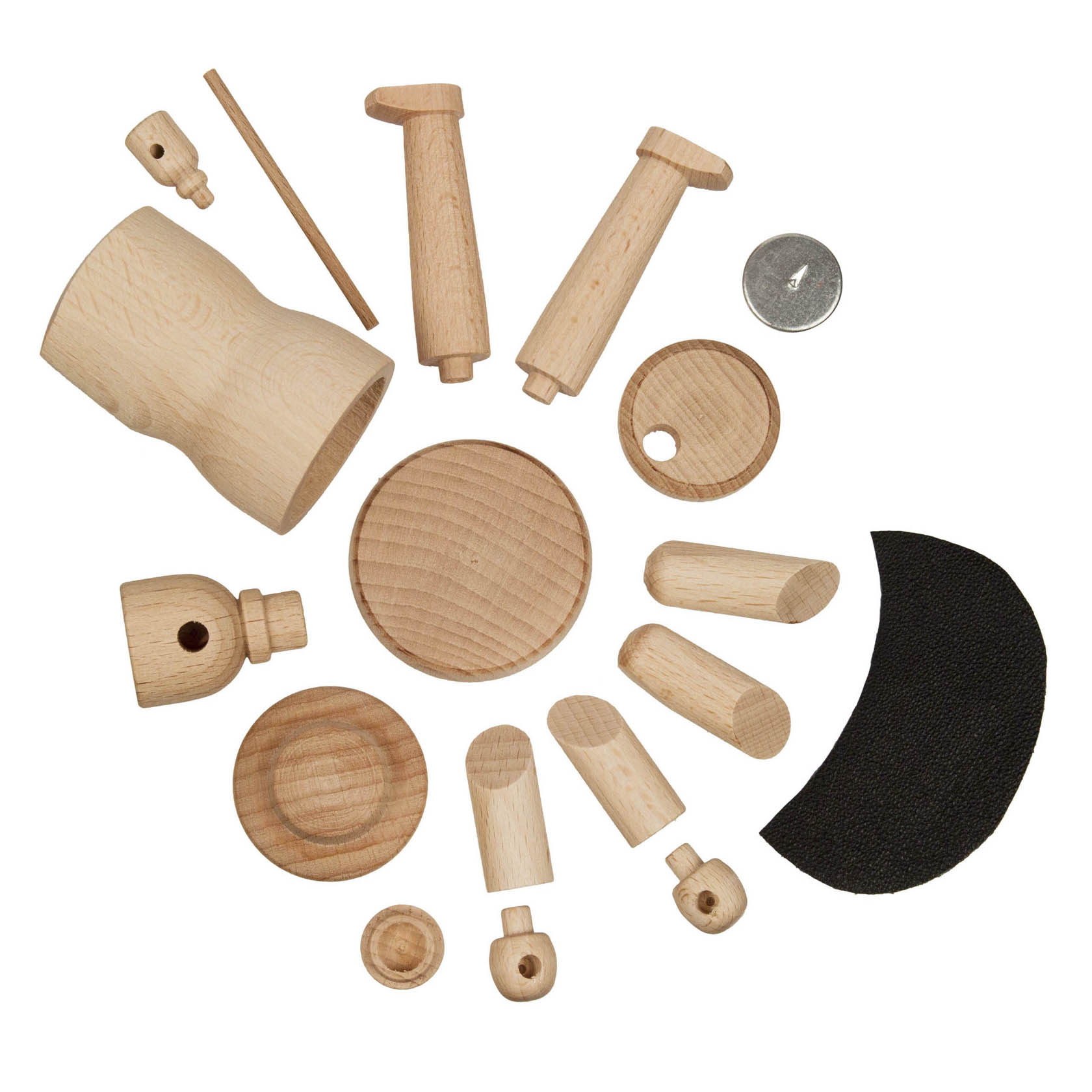 Ein Bastelset für ein Räuchermännchen, bestehend aus mehreren unbehandelten Holzteilen in verschiedenen Formen, einer Metallmünze und einem Stück schwarzem Stoff.