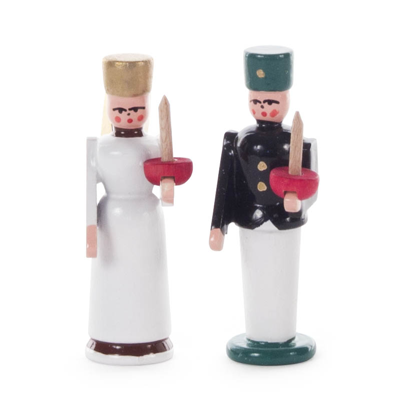 Zwei Holzfiguren, ein Engel und ein Bergmann, traditionell mit Kerzenhalter. Der Engel trägt Weiß mit goldener Kopfbedeckung, der Bergmann Schwarz mit grünem Helm.