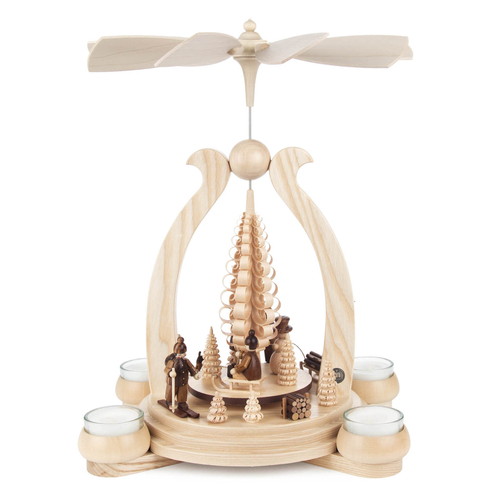 Holzpyramide mit Wintersportlern, Teelichthaltern und einem Baum. Die Sportler tragen Skier und einen Schlitten. Ein Windrad dreht sich oben. im Dregeno Online Shop günstig kaufen