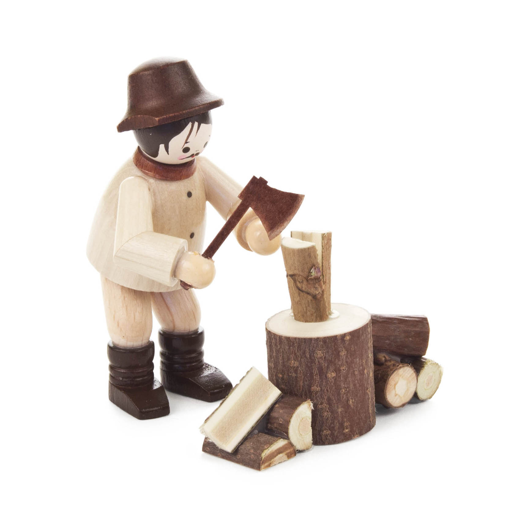 Eine Holzfigur eines Holzhackers, der in traditioneller Kleidung einen Holzklotz mit einer Axt spaltet. Um den Klotz liegen Holzstücke. im Dregeno Online Shop günstig kaufen