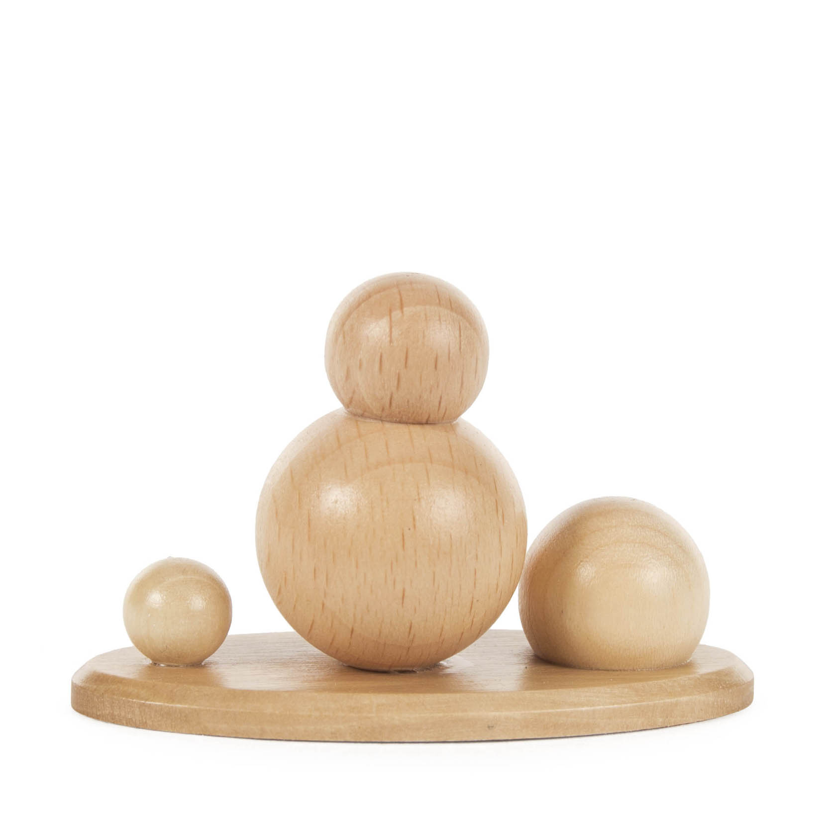 Drei hölzerne Schneebälle in verschiedenen Größen stehen auf einem ovalen Holzsockel, geeignet als Dekoration für einen Vario-Leuchter. im Dregeno Online Shop günstig kaufen