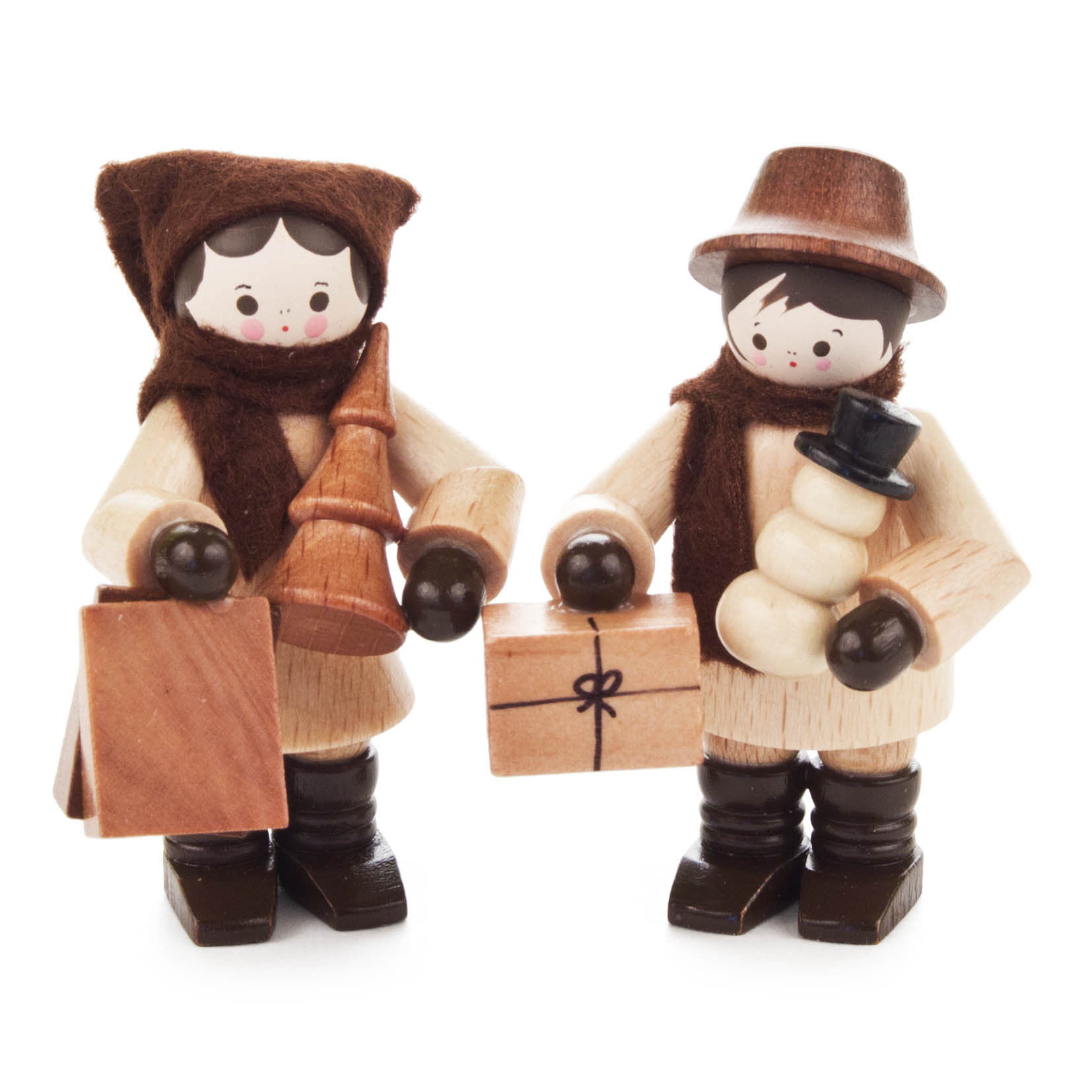 Zwei Holzfiguren in Winterkleidung, die Geschenke tragen. Eine Figur hält eine Tüte und Spielzeug, die andere eine Geschenkbox und eine Pyramide. im Dregeno Online Shop günstig kaufen