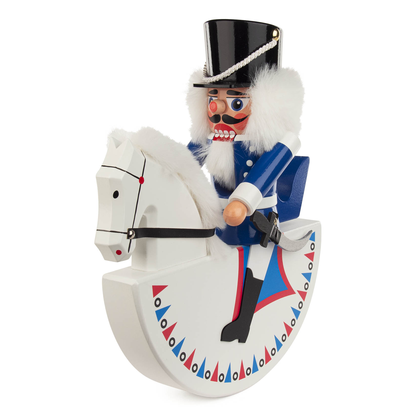 Ein traditioneller Nussknacker im Husaren-Stil, blau gekleidet, sitzt auf einem weißen Schaukelpferd mit rotem Sattel, umgeben von Weihnachtsdekor. im Dregeno Online Shop günstig kaufen