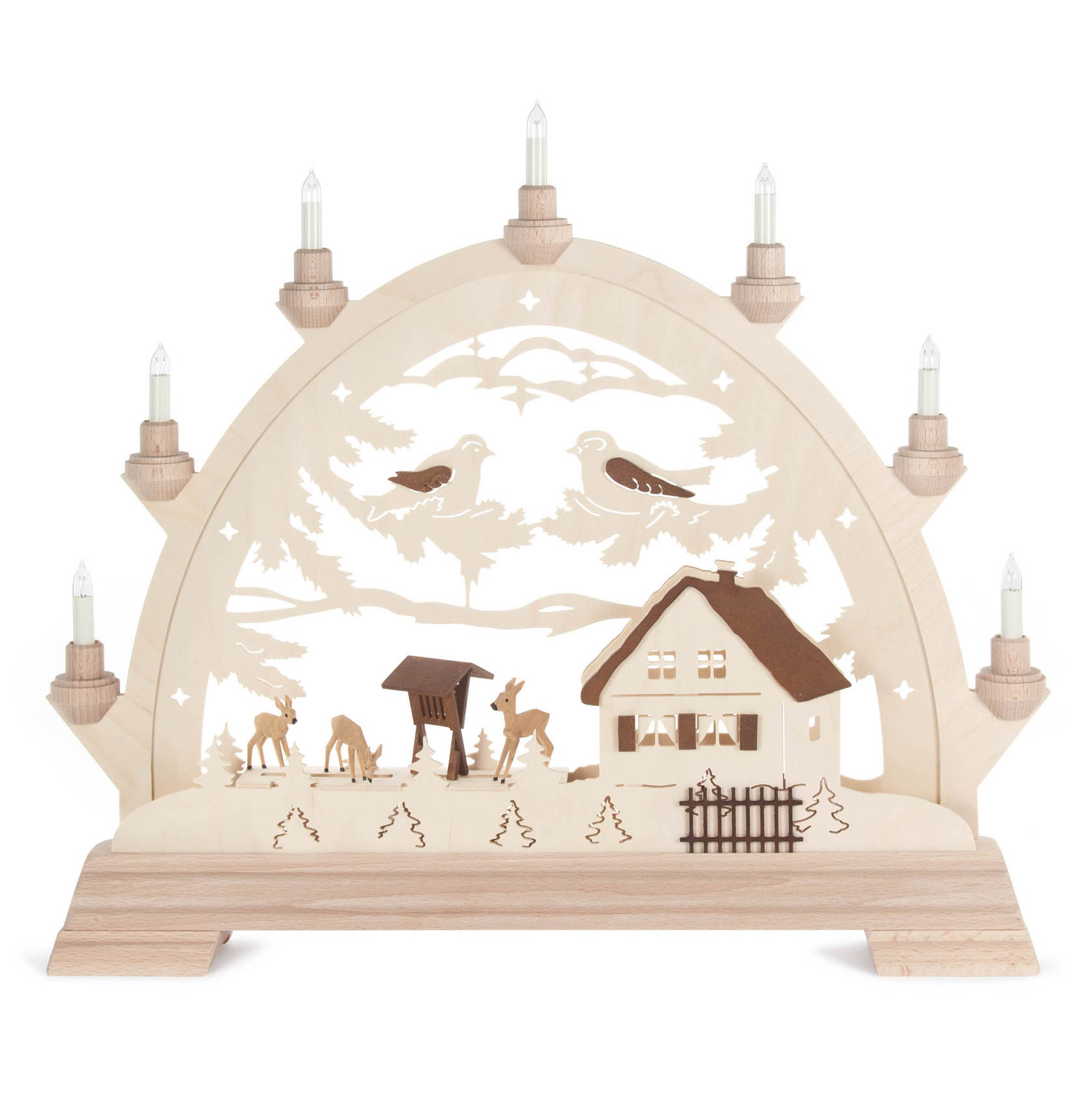 Rundbogen aus Holz mit drei Rehen und einem Vogelmotiv. Rechts ein Haus und Bäume, oben sieben elektrische Kerzenleuchten. im Dregeno Online Shop günstig kaufen
