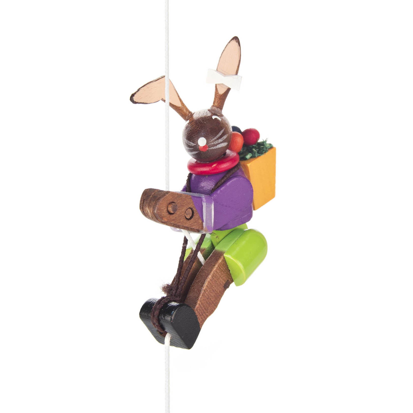 Holzfigur einer kletternden Osterhäsin mit braunem Kopf, lila Oberteil, grünem Rock und gelbem Korb voller Eier auf dem Rücken. im Dregeno Online Shop günstig kaufen