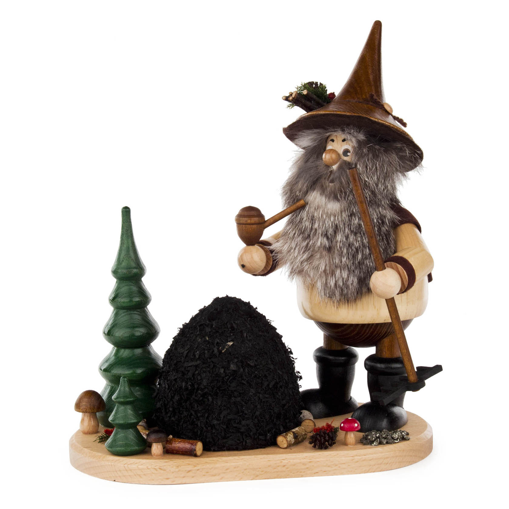 Holzfigur eines Erzwichtels mit Pfeife, großem Bart, spitzem Hut, stehend neben einer schwarzen Erzabbildung und dekorativen Bäumen. im Dregeno Online Shop günstig kaufen