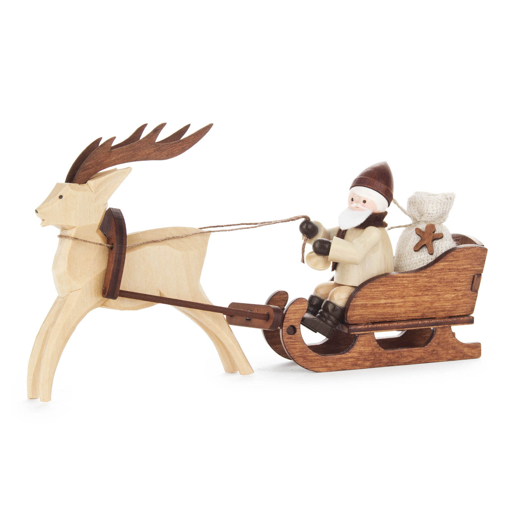 Holzfigur eines Nikolaus in natürlichem Stil, sitzt in einem Rentierschlitten mit Geschenkesack, gezogen von einem Rentier. im Dregeno Online Shop günstig kaufen