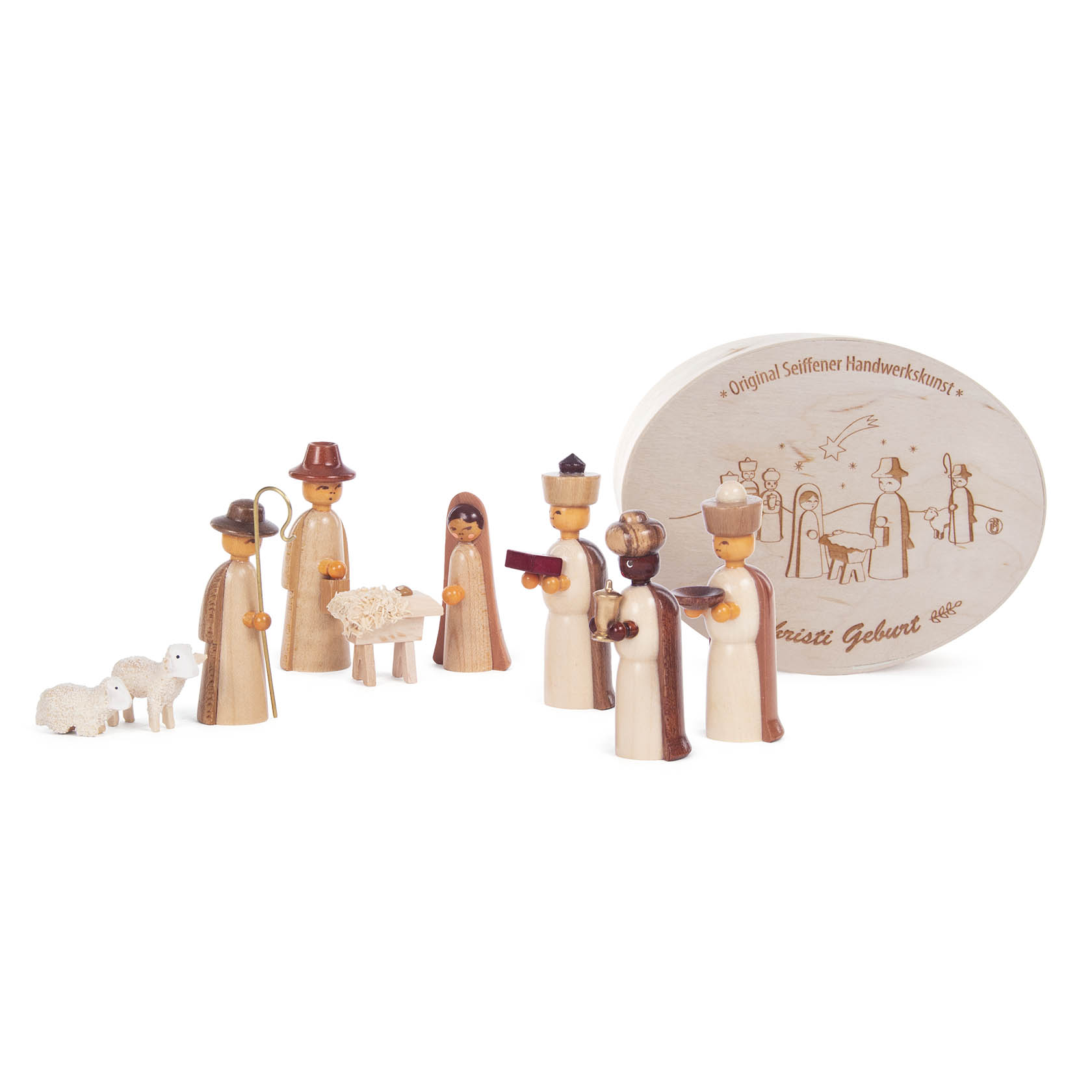 Neun hölzerne Krippenfiguren, darunter Maria, Josef, das Jesuskind in der Krippe, zwei Hirten, drei Weise und zwei Schafe, vor einer Spandose. im Dregeno Online Shop günstig kaufen