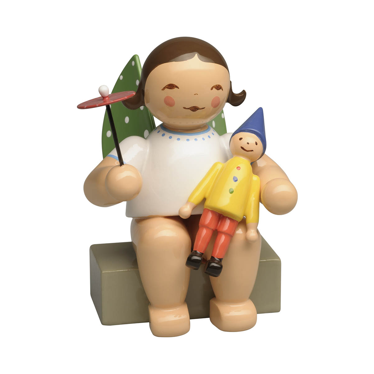 Eine Engelfigur mit braunem Haar, die einen kleinen Kaspar in farbenfroher Kleidung auf dem Schoß hält, in der anderen Hand einen kleinen roten Schirm. im Dregeno Online Shop günstig kaufen