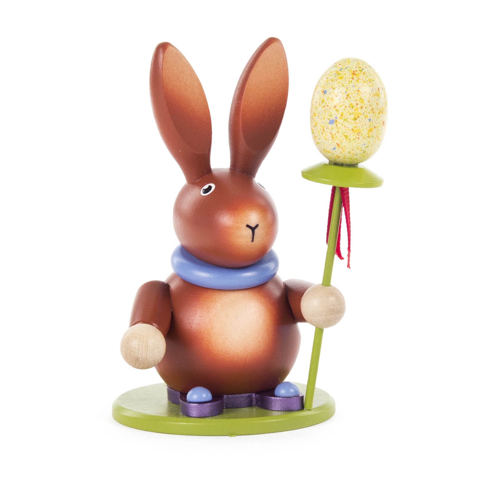 Holzfigur eines Hasen mit braunem Fell, hält ein bemaltes Osterei auf einem grünen Stab. im Dregeno Online Shop günstig kaufen