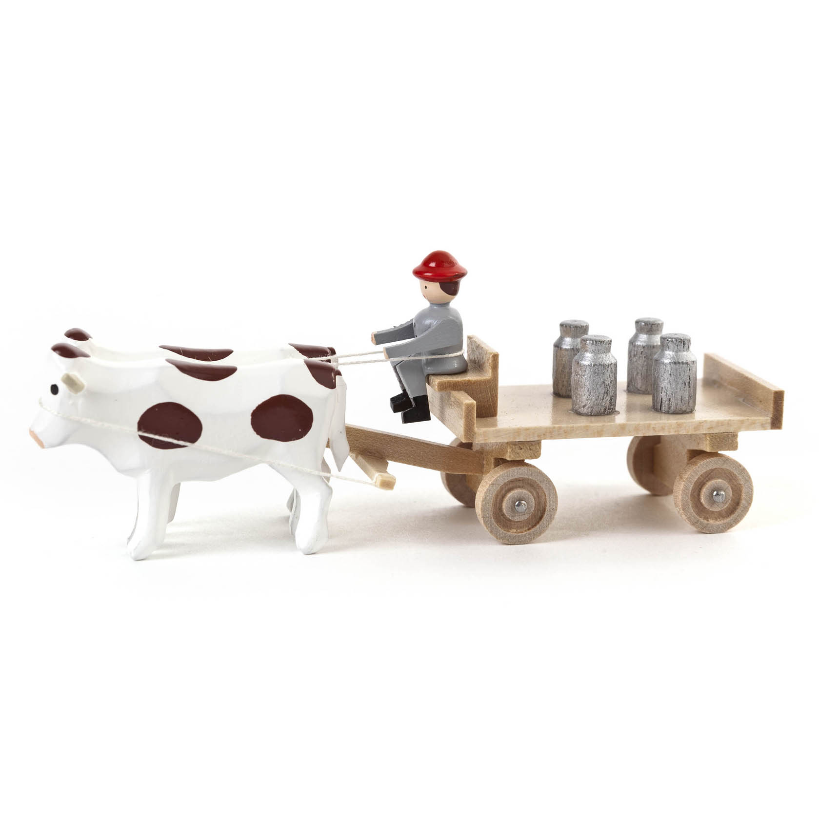 Ein Modell eines Gespanns mit einem Ochsen, einem kleinen Mann mit rotem Hut und einem Tafelwagen mit Metallkannen darauf. im Dregeno Online Shop günstig kaufen