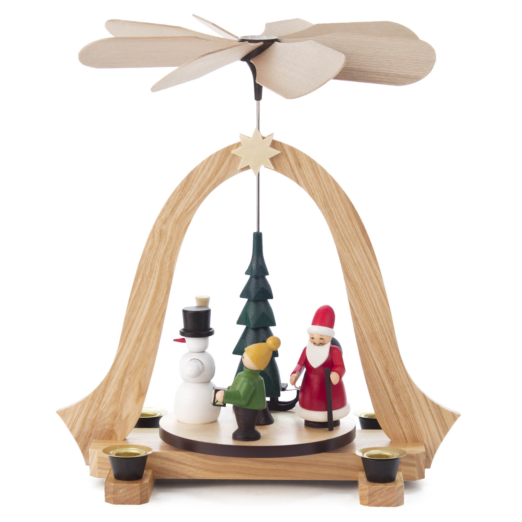 Holzpyramide mit Figuren: Weihnachtsmann, Kind und Schneemann um einen Baum, überdacht von Flügeln. Kerzenhalter an den Ecken der Basis. im Dregeno Online Shop günstig kaufen