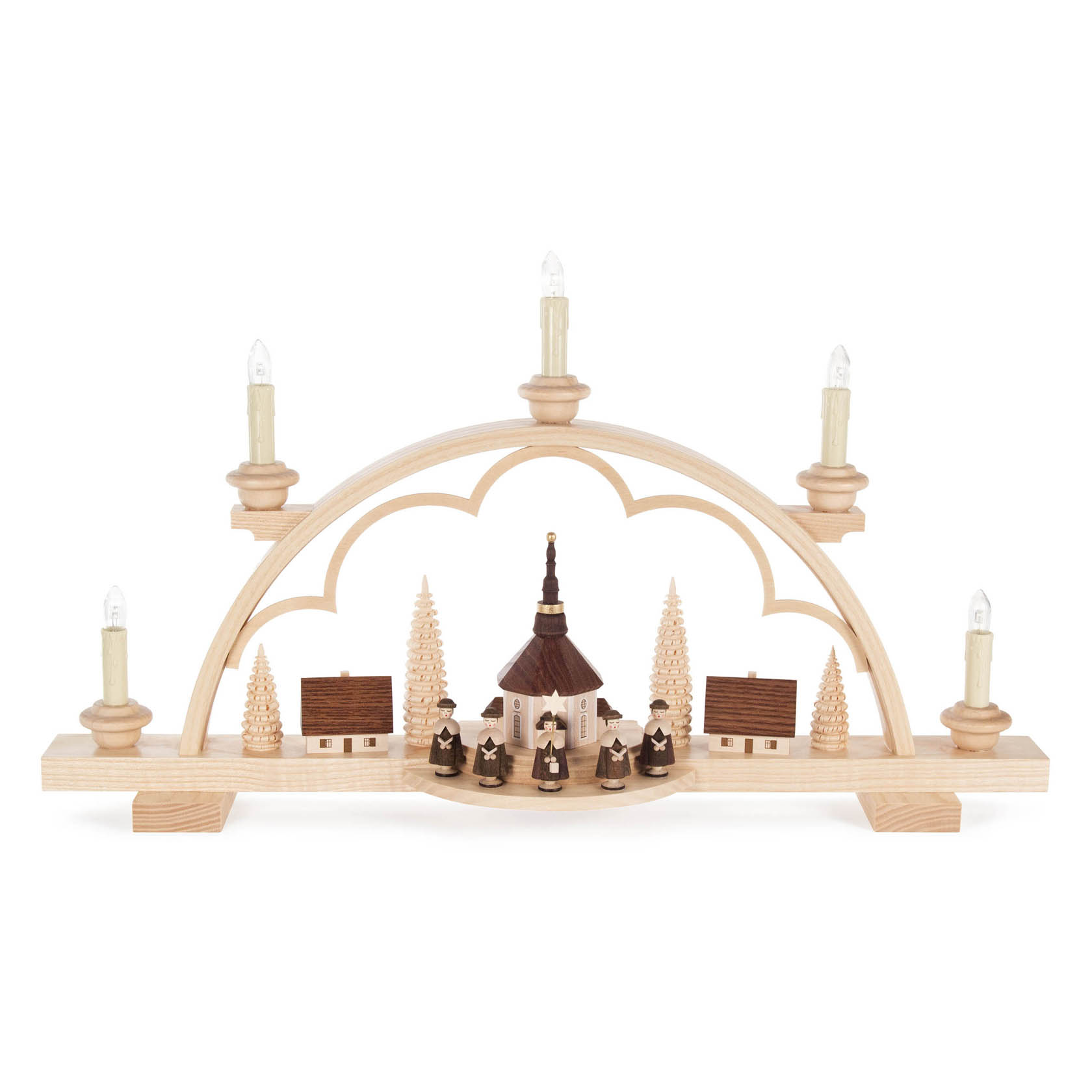 Ein Schwibbogen aus Holz zeigt ein Seiffener Dorf mit beleuchteten Häusern, Bäumen und einer Kurrende von fünf Figuren vor einer Kirche. im Dregeno Online Shop günstig kaufen