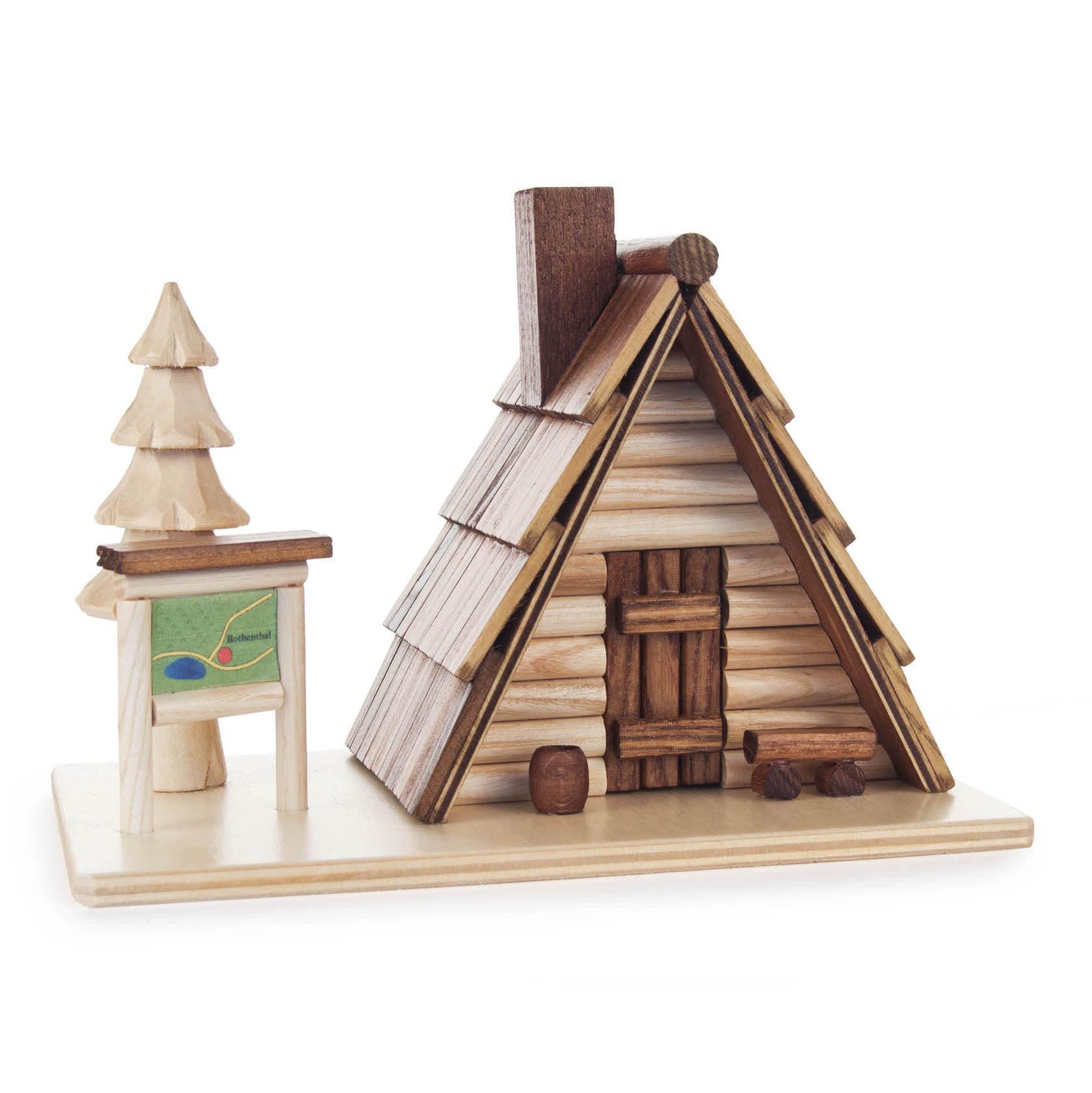 A wooden model of a sauna-like smokehouse with a pitched roof, alongside a small wooden tree and a signpost with a map. im Dregeno Online Shop günstig kaufen