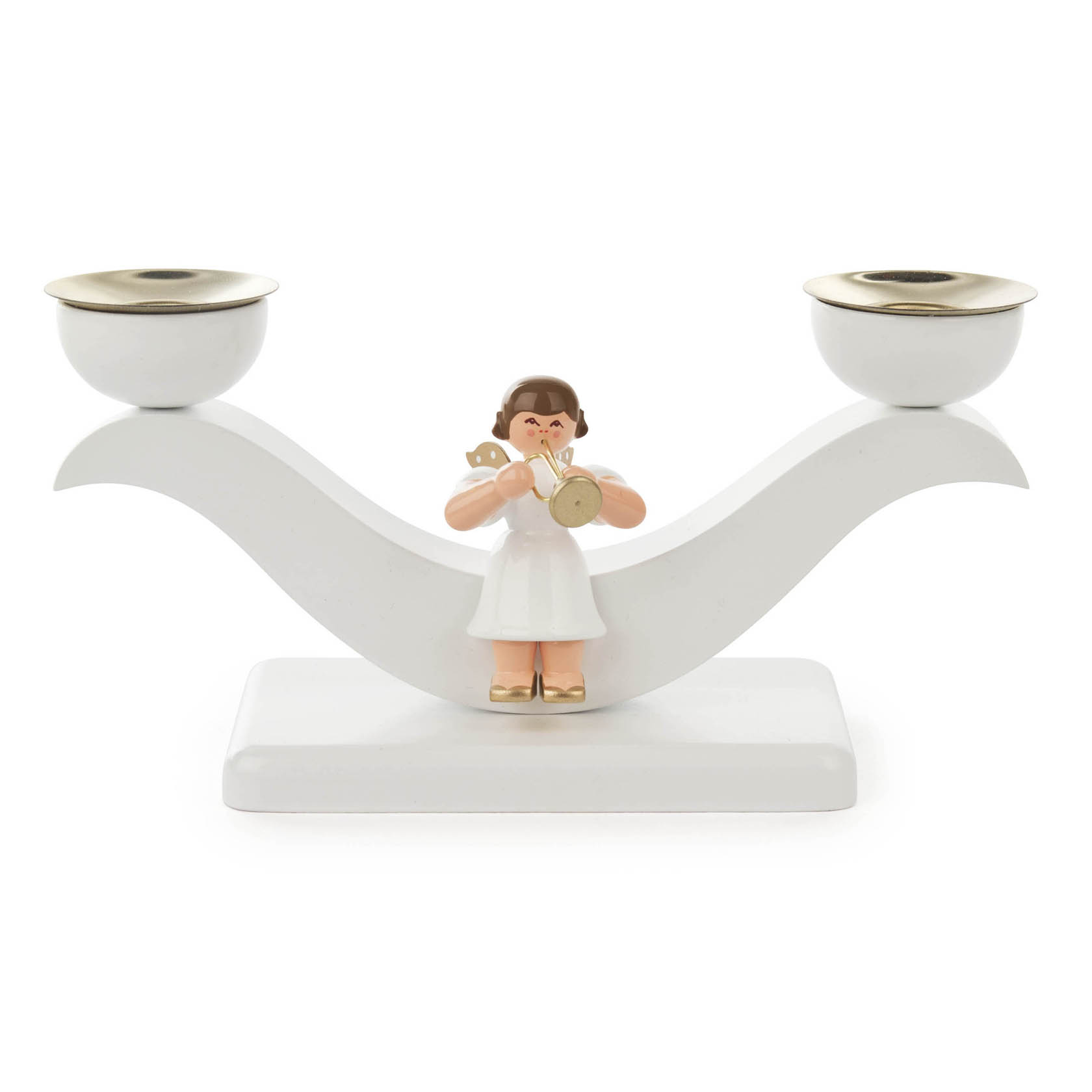 Ein weißer Kerzenleuchter mit zwei Armen und einem Engel in der Mitte, der während des Spielens einer Trommel abgebildet ist. im Dregeno Online Shop günstig kaufen