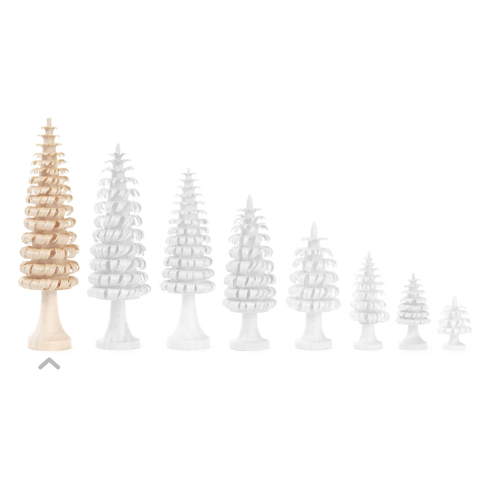 Ein Ringelbaum aus Holz mit einer Höhe von 9 cm, der naturbelassen ist und auf einem runden Stamm steht. Er hat eine spiralförmige Struktur.