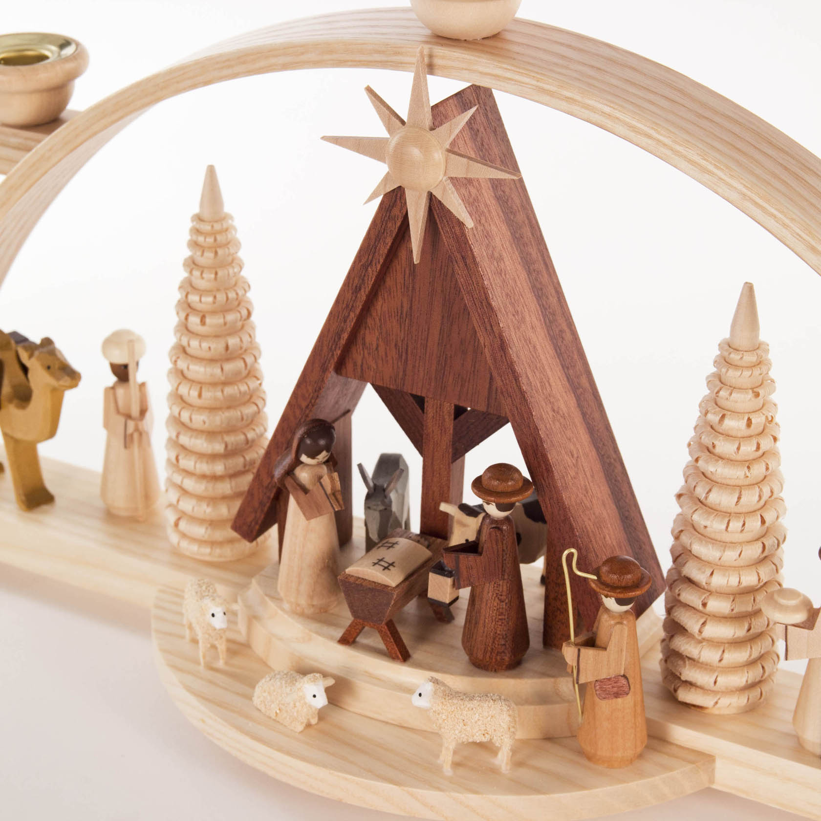 Holz-Schwibbogen mit Szene der Christi Geburt, einschließlich Maria, Josef, Jesuskind in der Krippe, Hirten, Schafe, Engel und zwei Kamele.