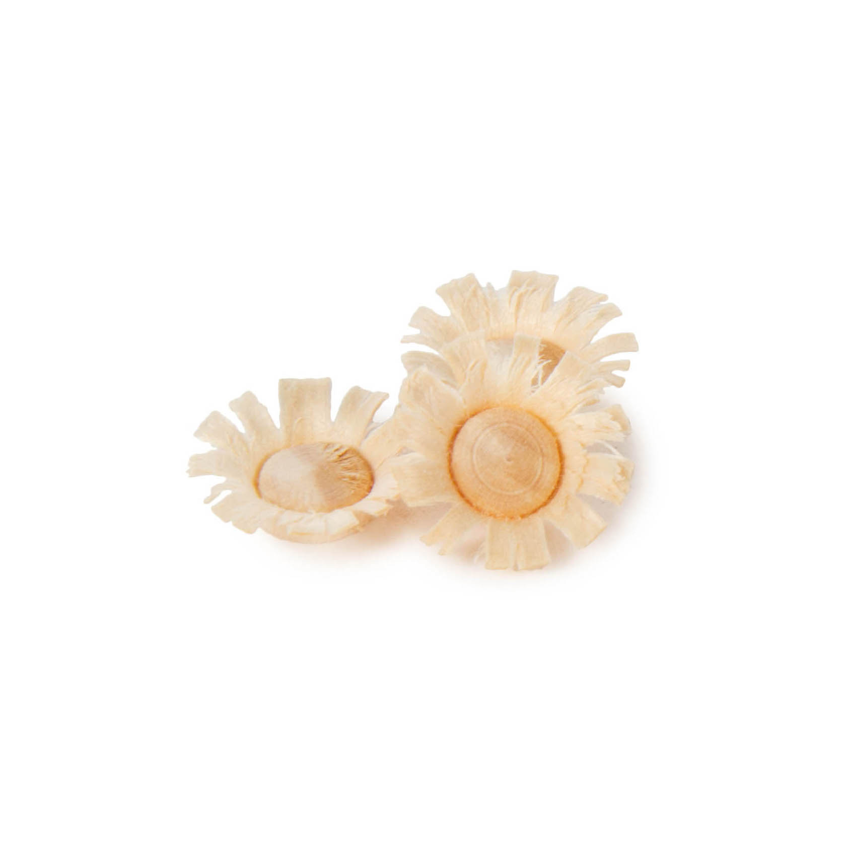 Drei helle, filigran gearbeitete, kreisrunde Blumen aus Holz oder einem ähnlichen Material, jede mit einem Durchmesser von etwa 20 mm. im Dregeno Online Shop günstig kaufen