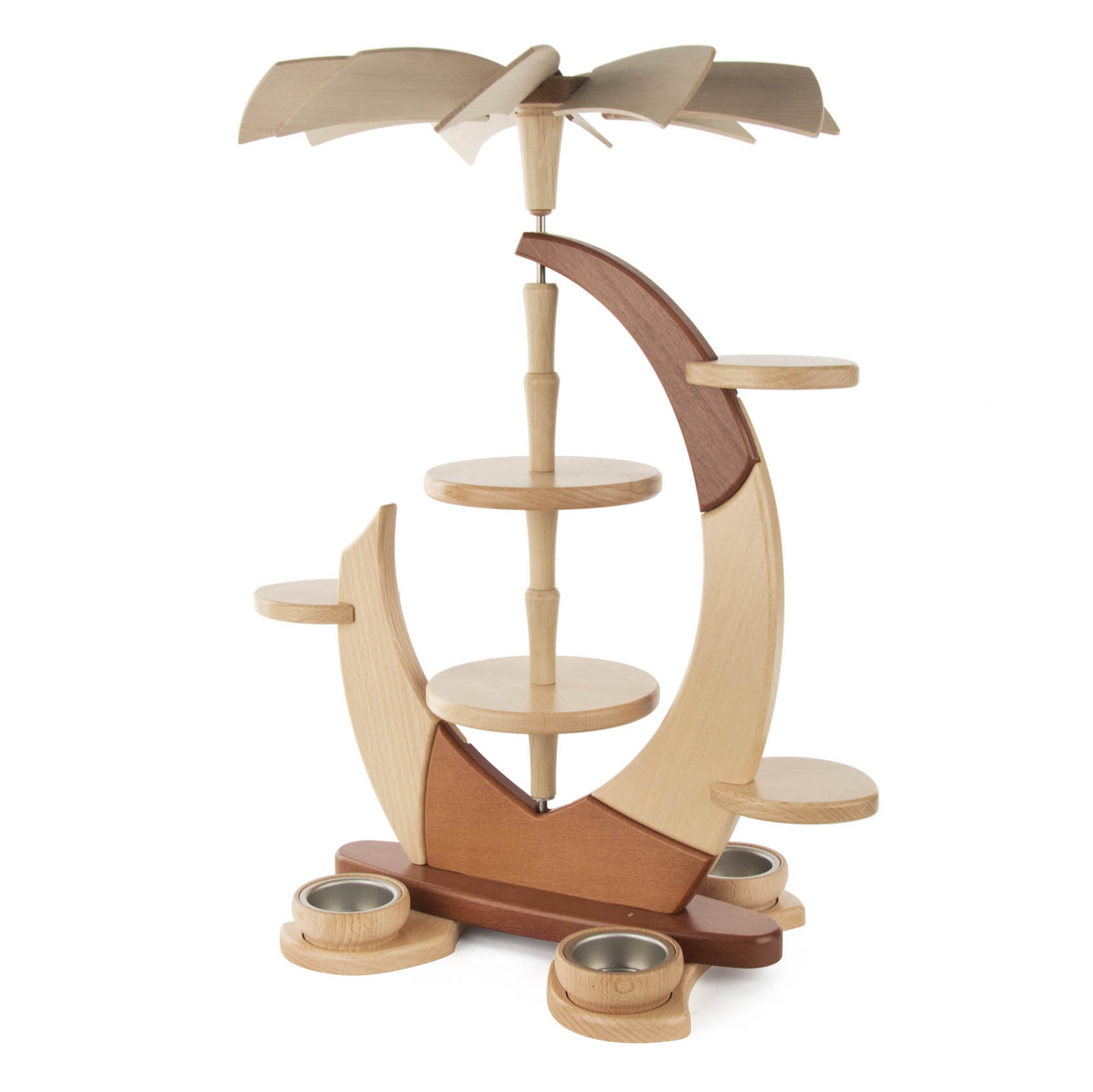Holzpyramide in Segelform mit leeren Teelichthalterungen und drehbarem Propeller oben.