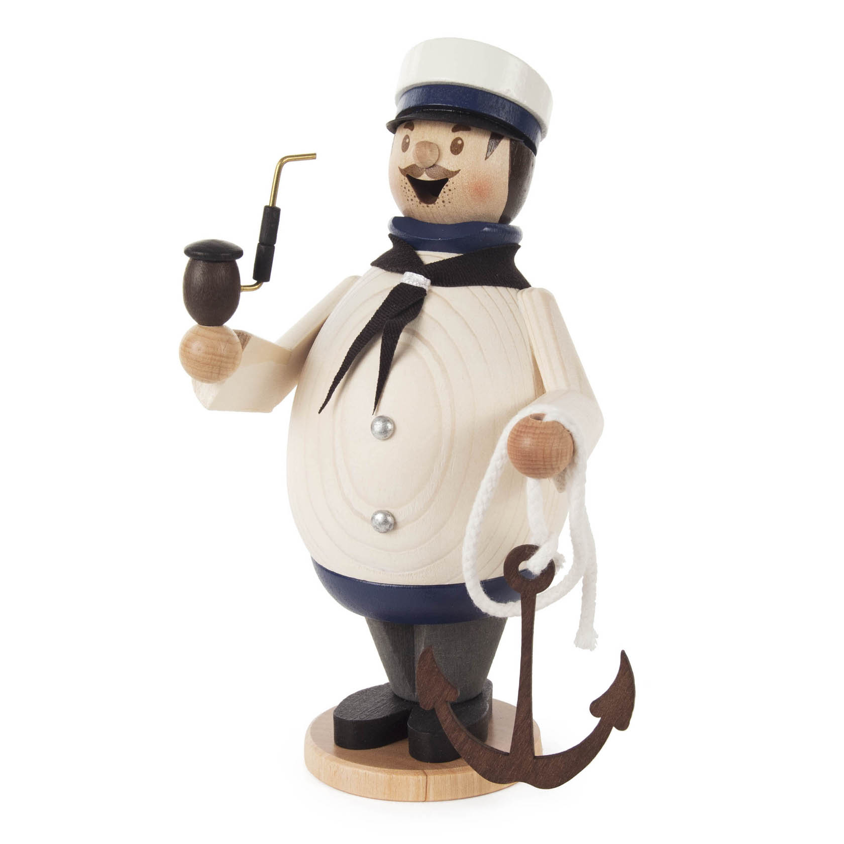 Holzfigur eines Matrosen mit Pfeife und Anker. Er trägt eine Matrosenmütze und ein blau-weißes Outfit mit Schal. im Dregeno Online Shop günstig kaufen