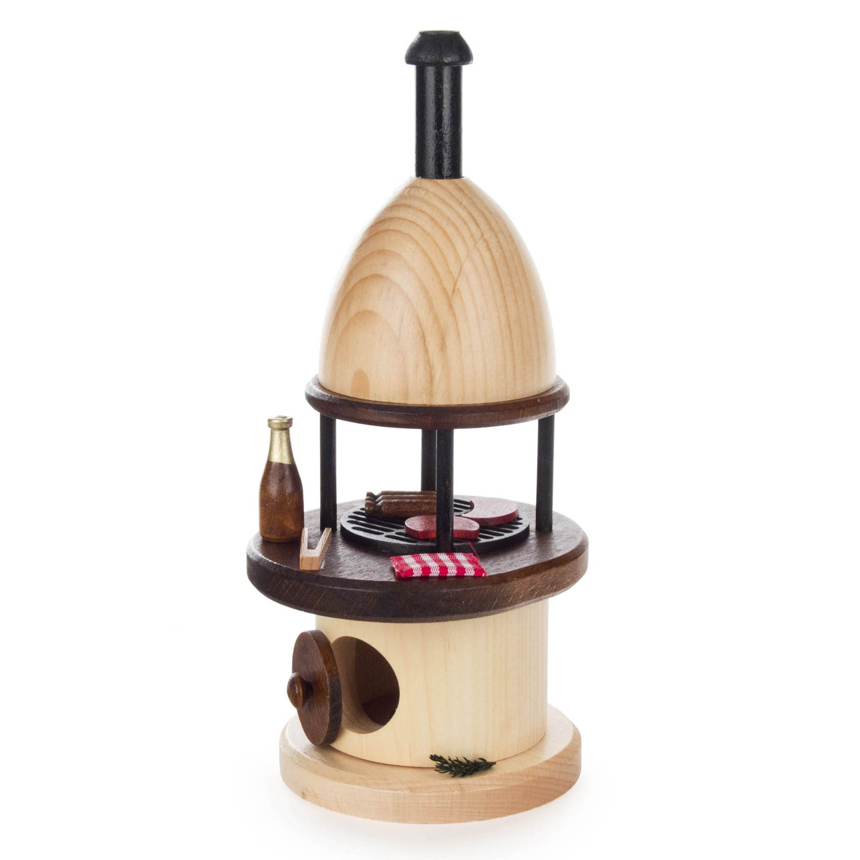 Räucherfigur in Form eines Grillofens mit Grillrost, darauf liegend eine rote Wurst und ein Bierflaschen-Dekoration.