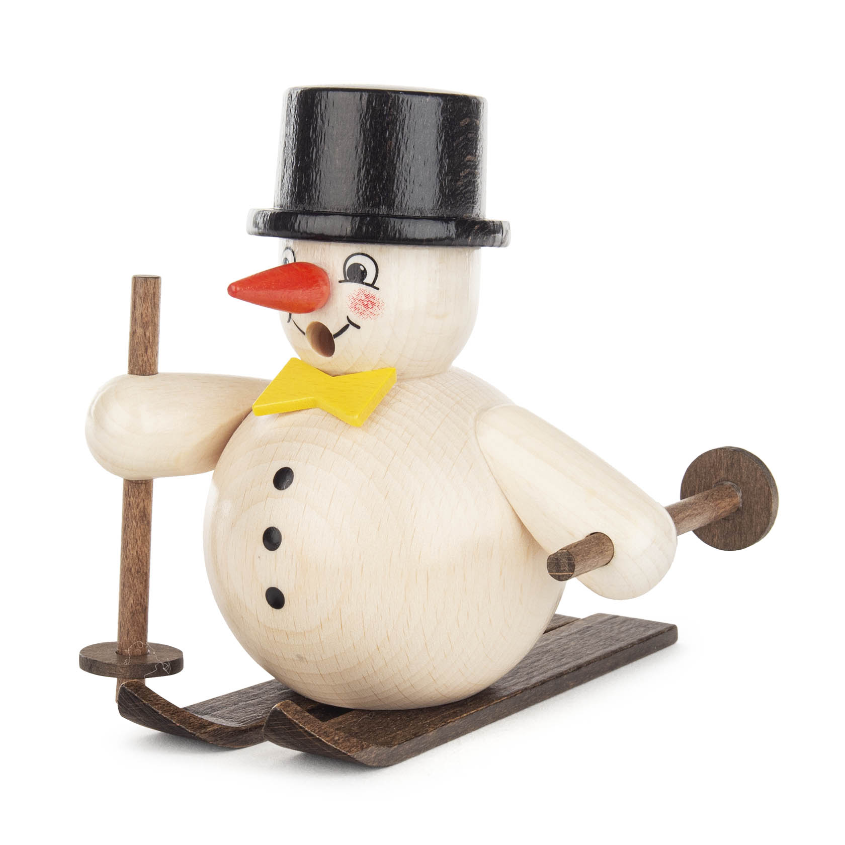 Ein Räuchermann in Form eines Schneemanns mit Zylinder sitzt auf Skiern. Er hat eine rote Nase, schwarze Knöpfe und hält Skistöcke in beiden Händen.