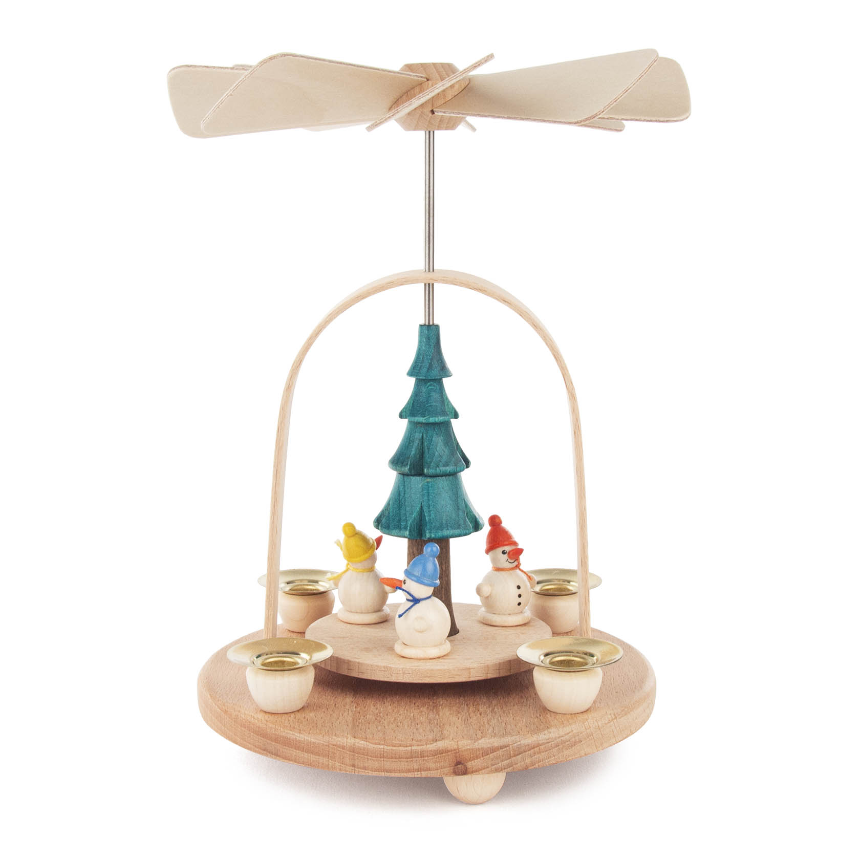 Dreistöckige Holzpyramide mit vier kleinen Schneemännern um einen grünen Baum. An den Ecken sind Kerzenhalter für 10mm Kerzen, oben ist ein Holzpropeller. im Dregeno Online Shop günstig kaufen