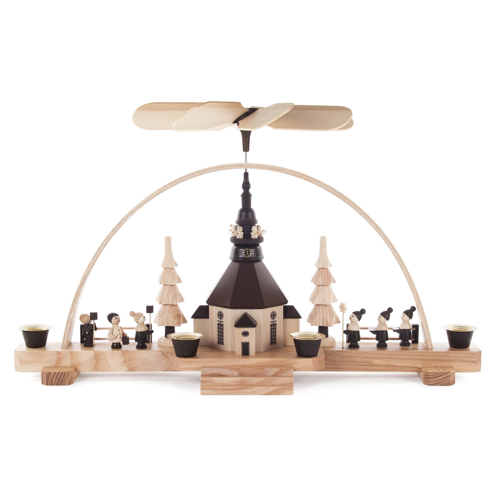 Ein hölzerner Pyramidenschwibbogen mit einer zentralen Seiffener Kirche, Laternenkindern und Kurrende-Figuren, angetrieben durch Kerzenwärme. im Dregeno Online Shop günstig kaufen