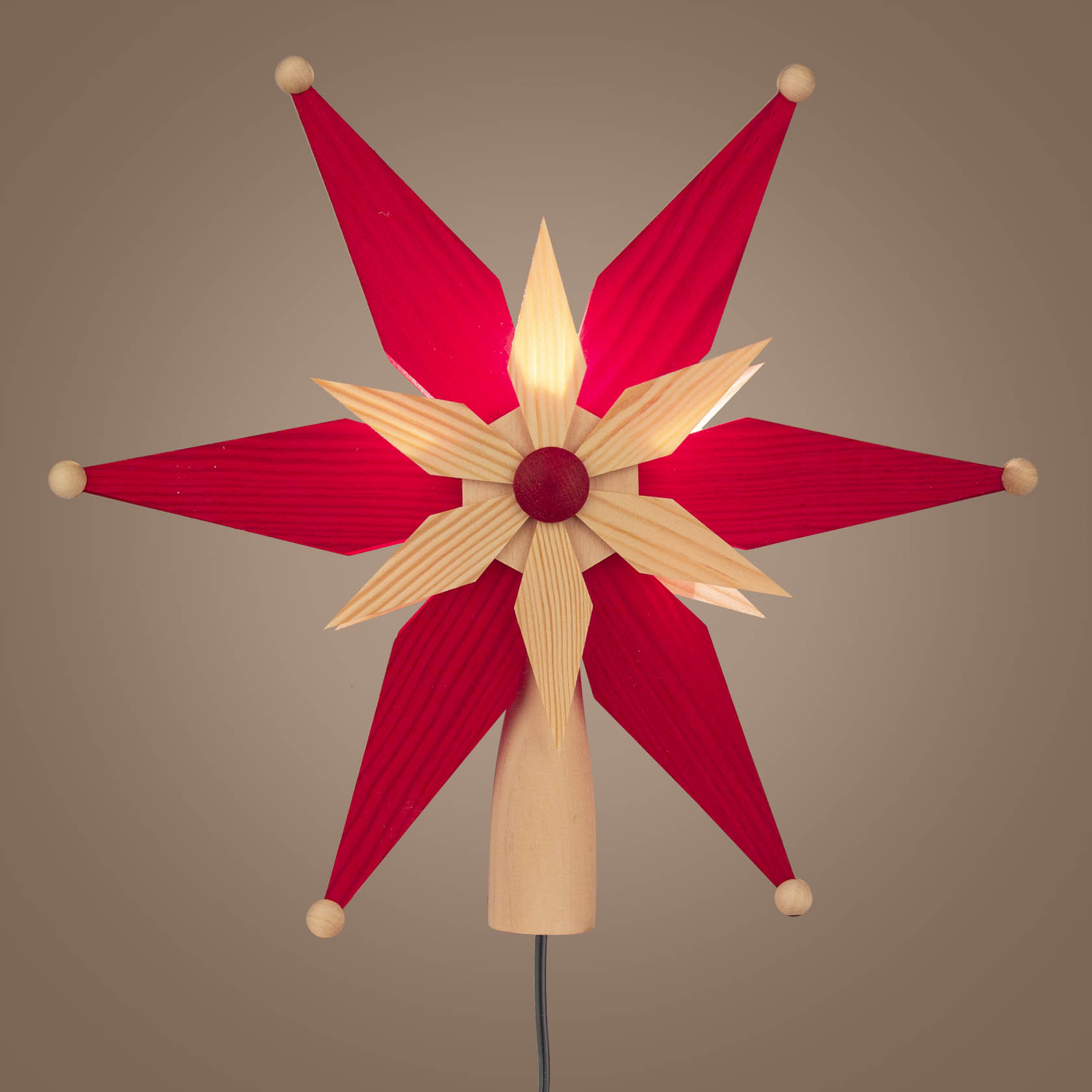 Eine Christbaumspitze in Rot und Naturtönen mit elektrischer Beleuchtung, etwa 25 cm groß, bestehend aus einem sternförmigen Design.