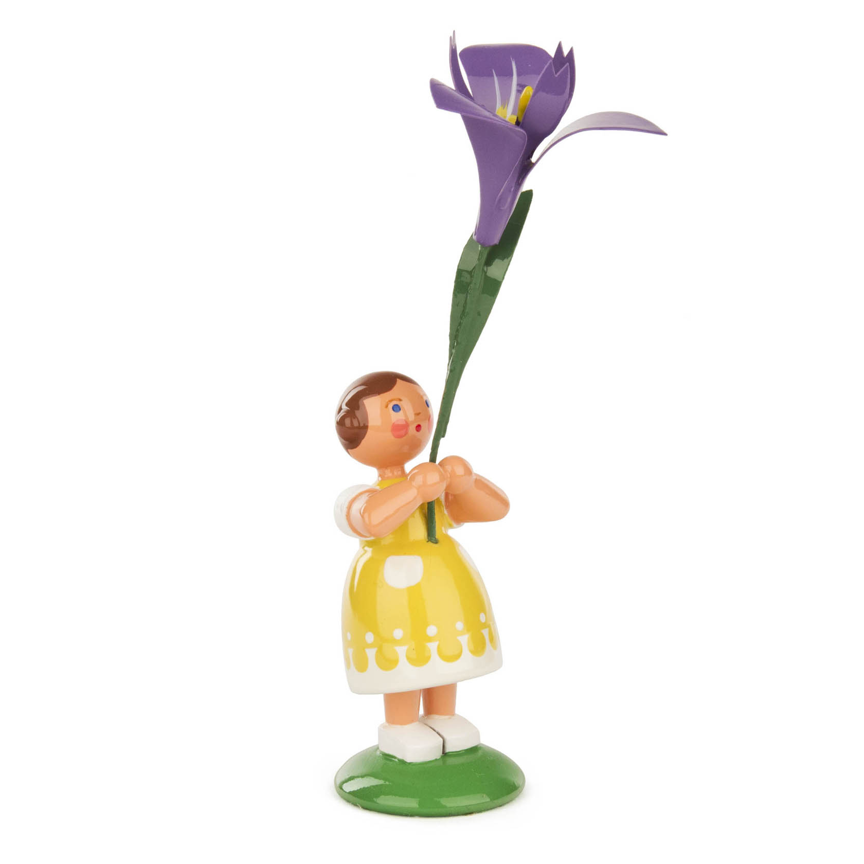 Eine Holzfigur eines Mädchens mit einer gelben Schürze hält eine violette Irisblume. im Dregeno Online Shop günstig kaufen
