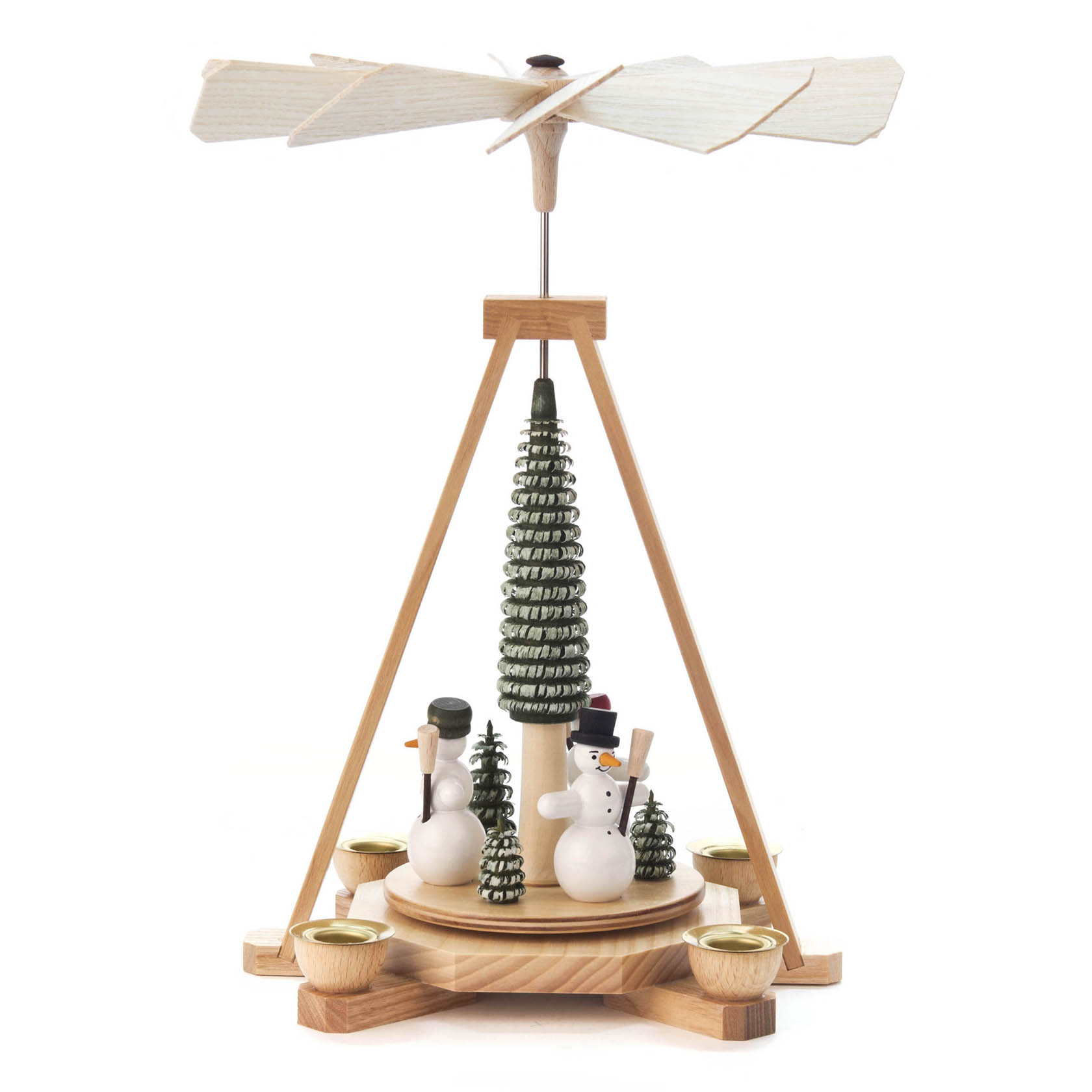 Holzpyramide mit drei Schneemännern und zwei grünen Tannenbäumen, angetrieben durch ein Kerzenwärmespiel, mit Windrad an der Spitze.