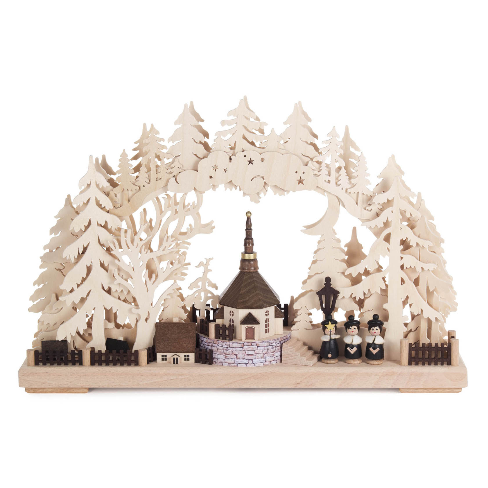 Kleiner Schwibbogen mit einer Dorfkirche in der Mitte, umgeben von hohen Bäumen und mehreren kleinen Häusern. Drei Figuren in traditioneller Kleidung stehen rechts. im Dregeno Online Shop günstig kaufen