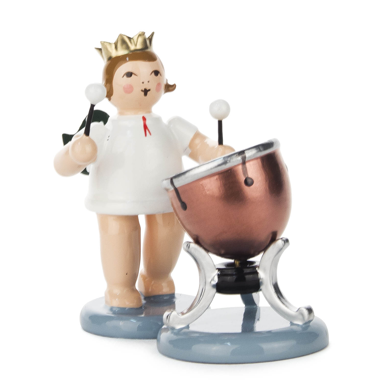 Eine Figur eines Engelchens mit goldener Krone, das ein weißes Gewand trägt und vor einer bronzefarbenen Pauke steht. im Dregeno Online Shop günstig kaufen