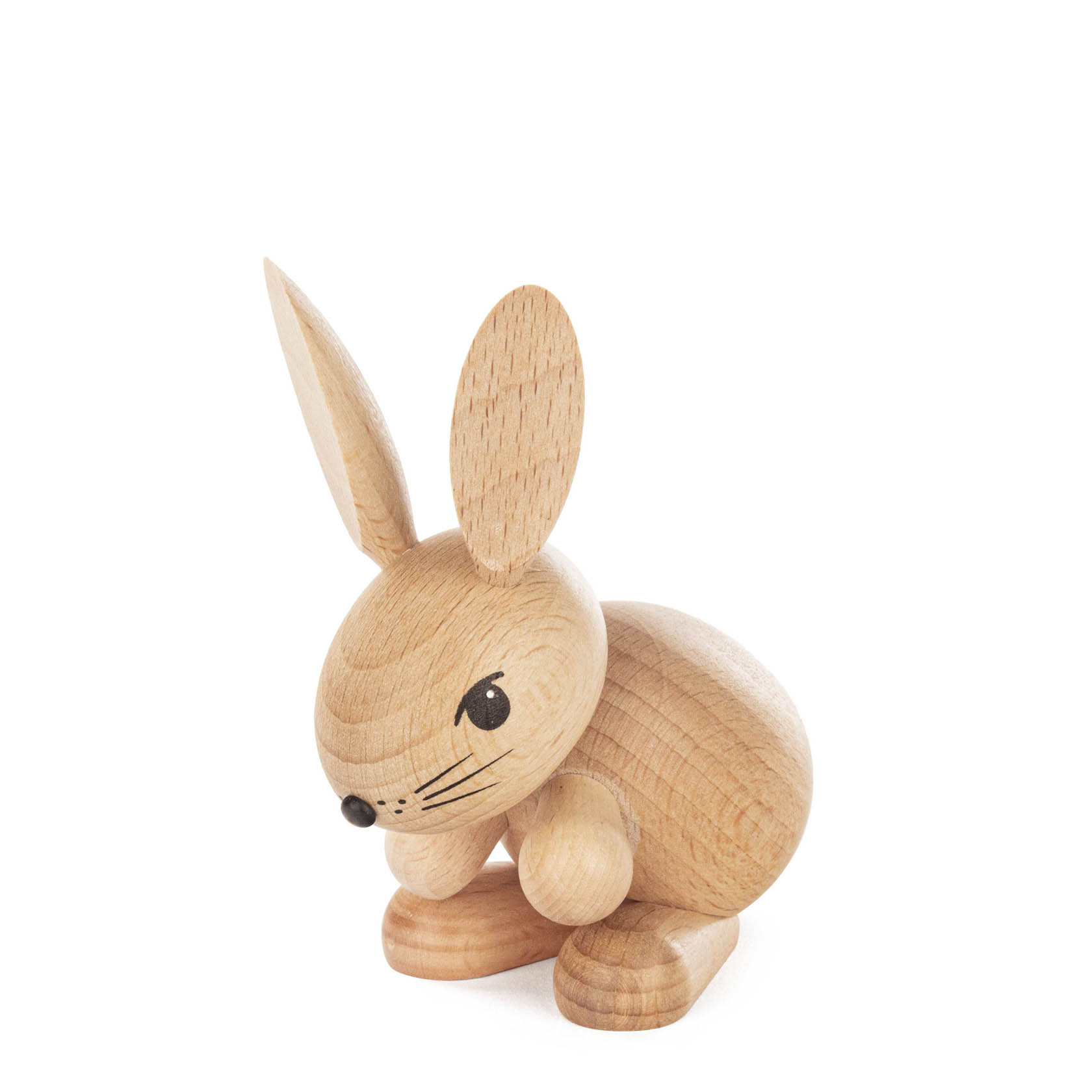 Helle, hölzerne Hase-Figur namens Hermine mit großen Ohren und aufmerksamen Augen, in sitzender Position dargestellt. im Dregeno Online Shop günstig kaufen