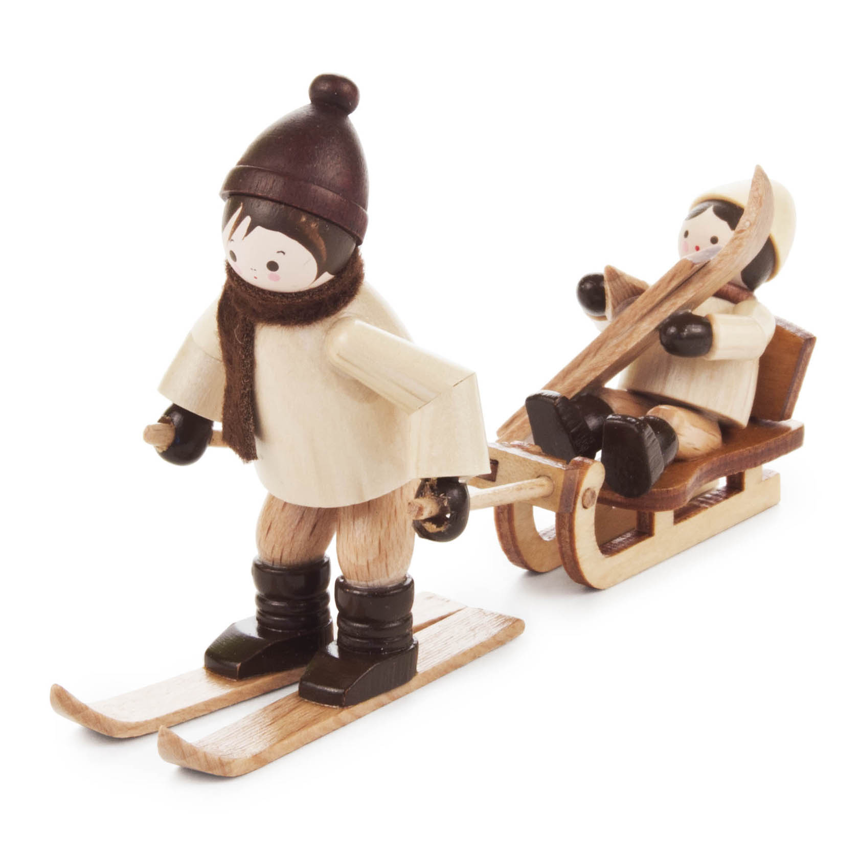 Holzfiguren: Eine Person auf Skiern zieht eine andere Person auf einem Holzschlitten. im Dregeno Online Shop günstig kaufen