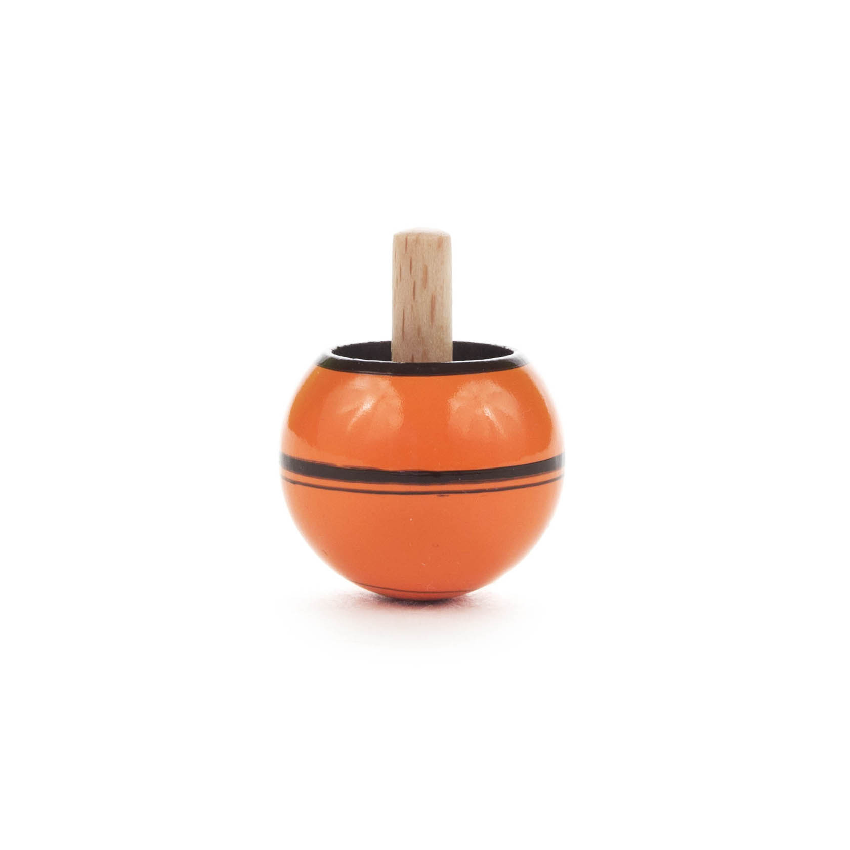 Ein orangefarbener Steh-Auf-Kreisel mit einem naturfarbenen Holzgriff. Der Kreisel hat eine kugelförmige Basis mit einem schwarzen Streifen in der Mitte. im Dregeno Online Shop günstig kaufen