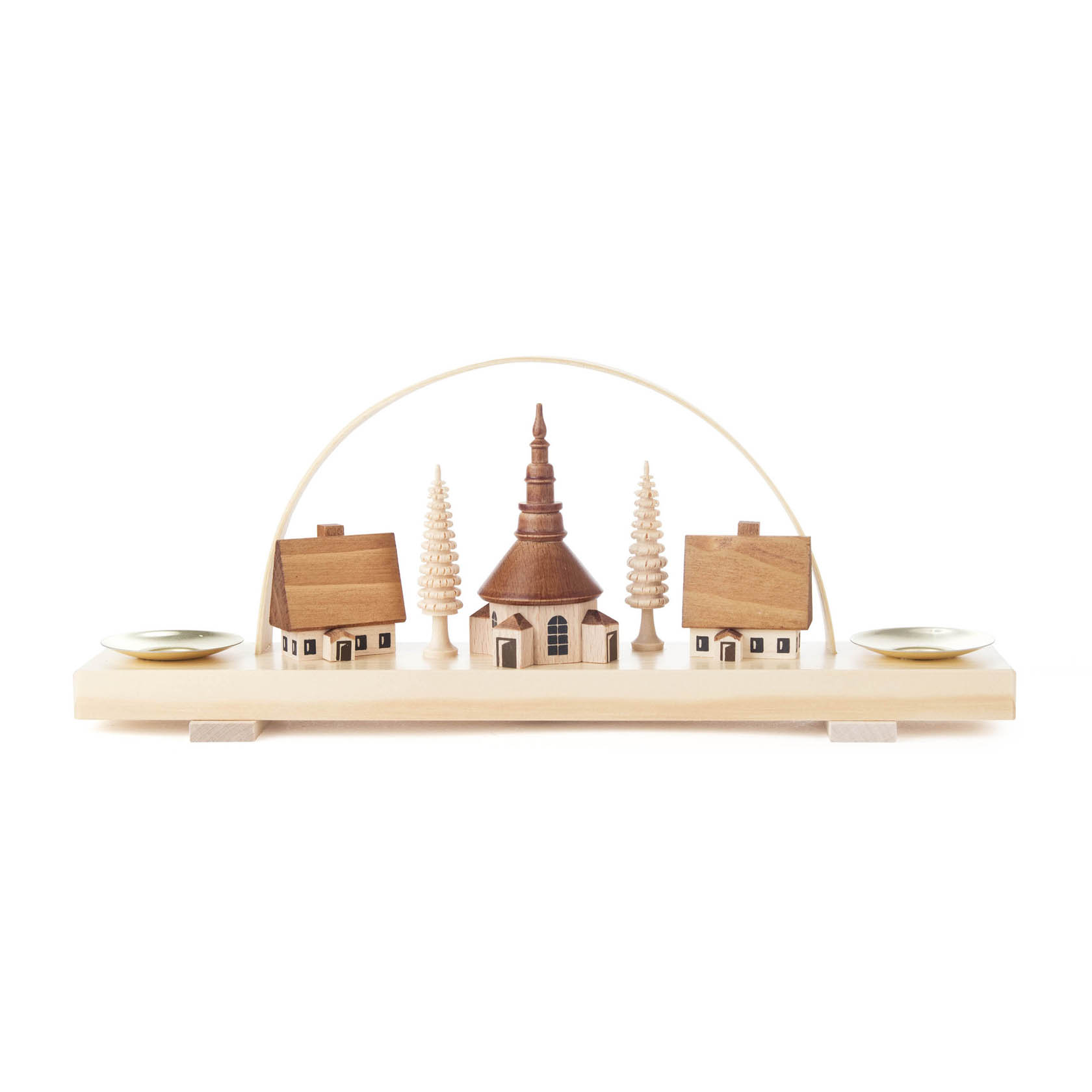 Ein naturbelassener Holz-Schwibbogen mit einer Darstellung des Seiffener Dorfs, inklusive Kirche und zwei Häusern, sowie Platz für Teelichter. im Dregeno Online Shop günstig kaufen
