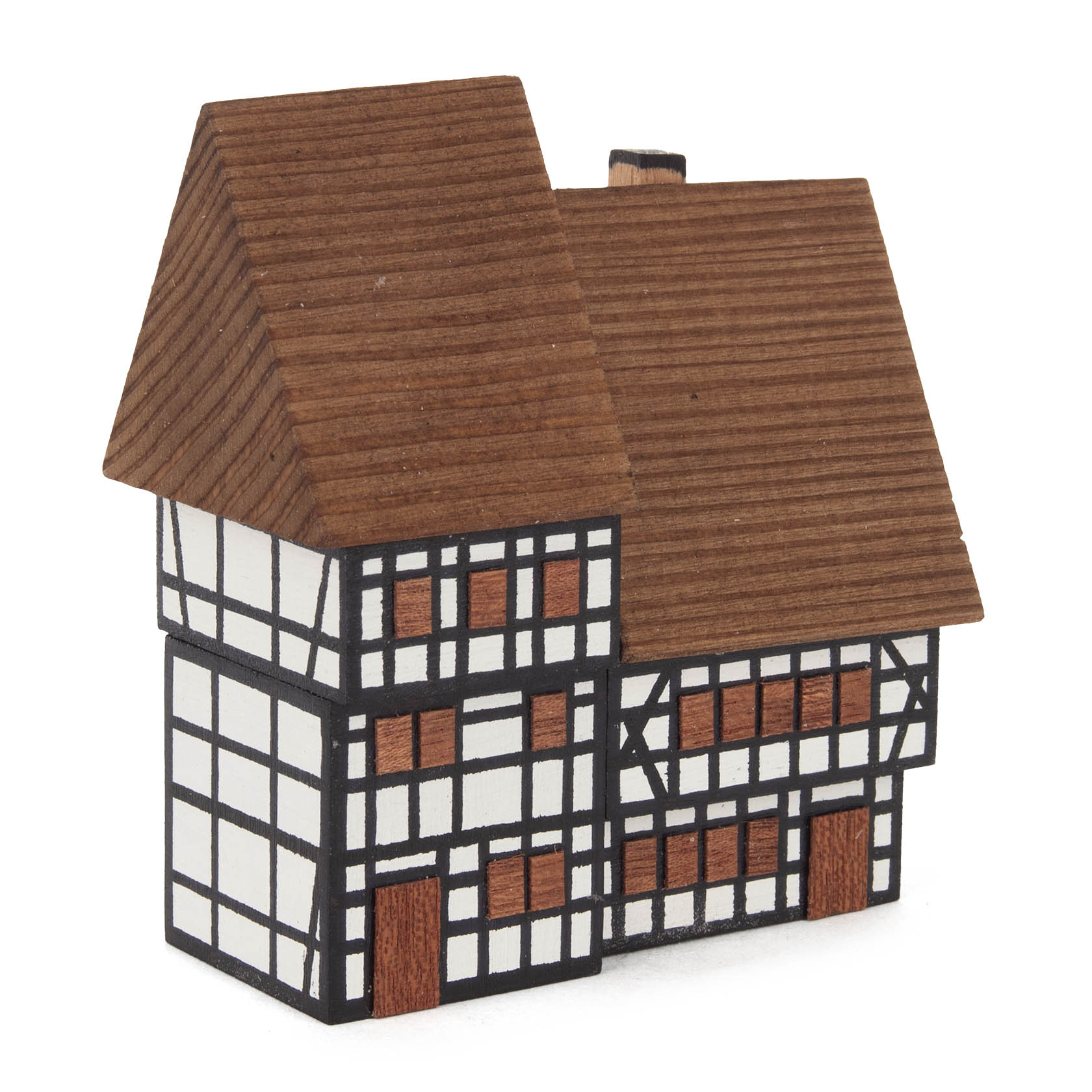 Miniaturmodell eines Fachwerk-Doppelhauses mit braunem Dach und weißem, schwarz gerahmtem Fachwerk sowie braunen Türen und Fenstern. im Dregeno Online Shop günstig kaufen