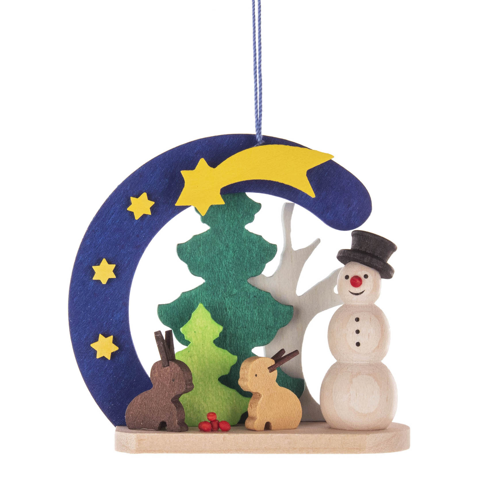 Ein hölzerner Anhänger zeigt einen Schneemann mit schwarzem Zylinderhut, zwei Hasen, einen grünen Baum und einen blau-gelben Bogen mit Sternen. im Dregeno Online Shop günstig kaufen