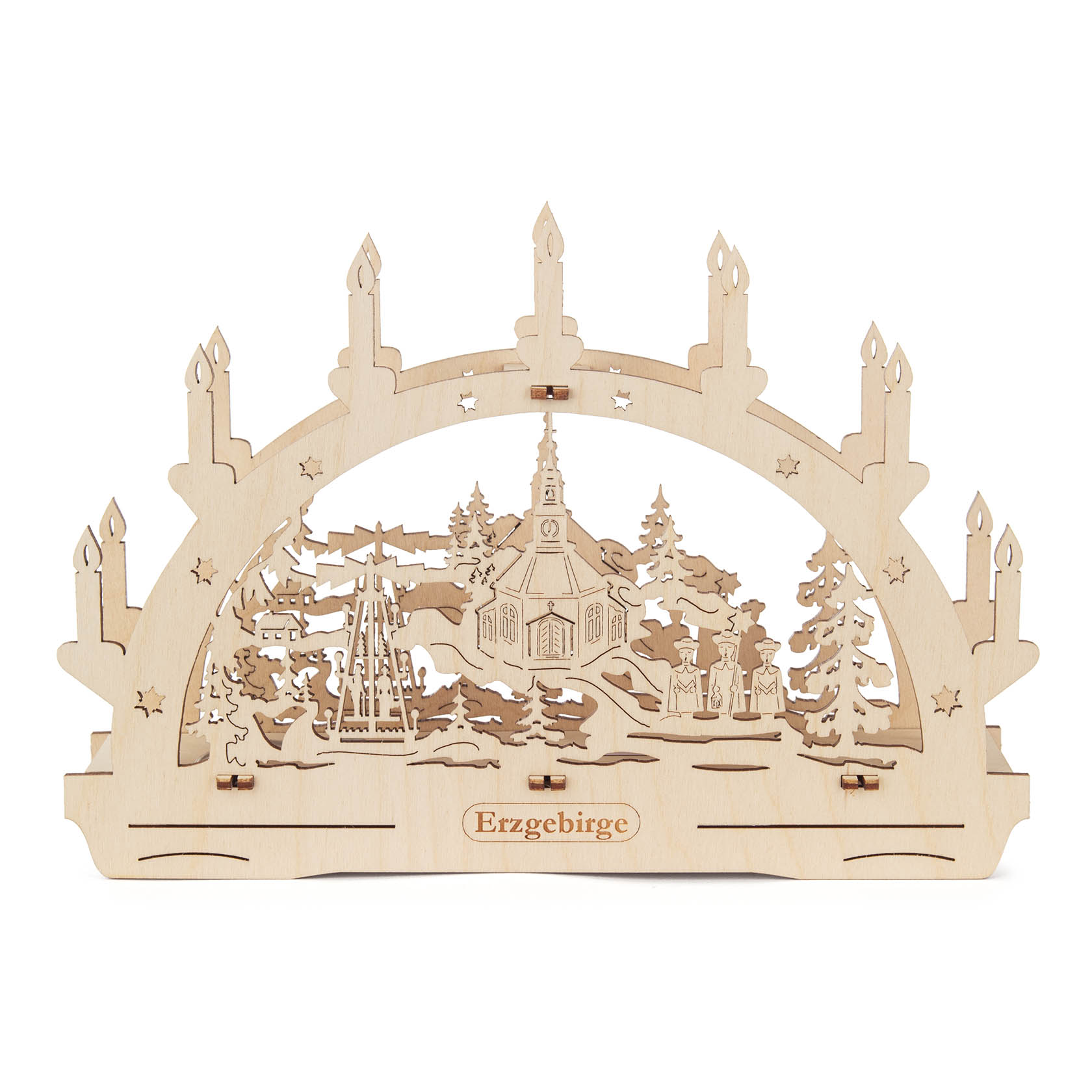 Ein Schwibbogen aus Holz mit Motiv der Seiffener Kirche und LED-Beleuchtung. Ohne Batterien. Kerzenattrappen und Tannenbäume runden das Erzgebirgsmotiv ab. im Dregeno Online Shop günstig kaufen