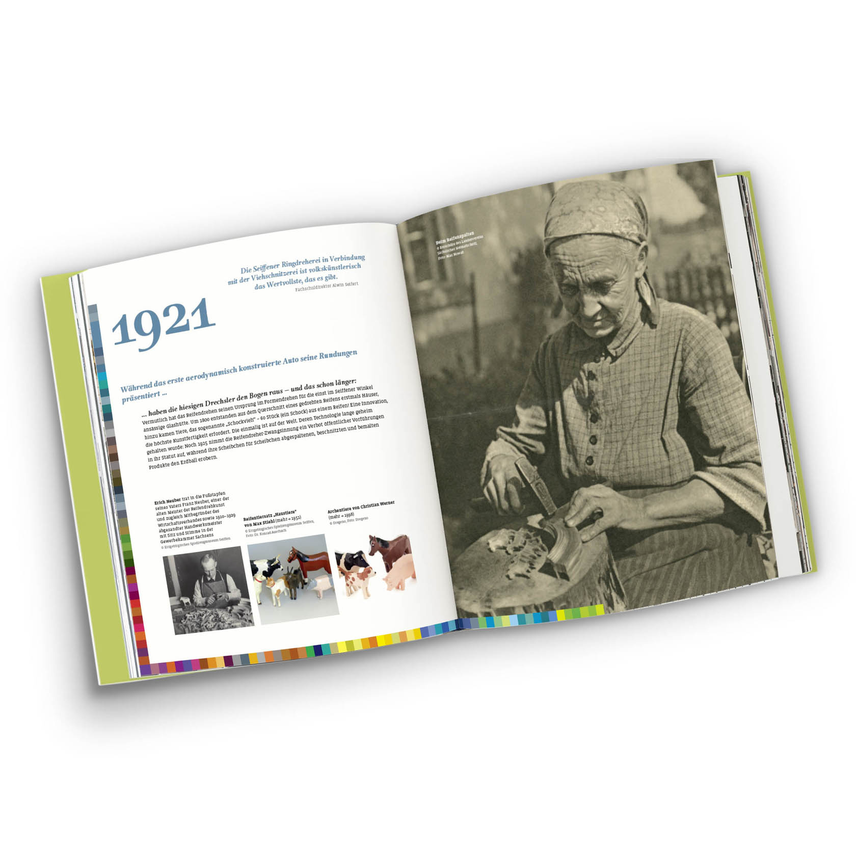 Eine aufgeschlagene Buchseite von 1921 zeigt links Text und Fotos von traditionellem Handwerk, rechts eine historische Fotografie einer Frau beim Schnitzen.