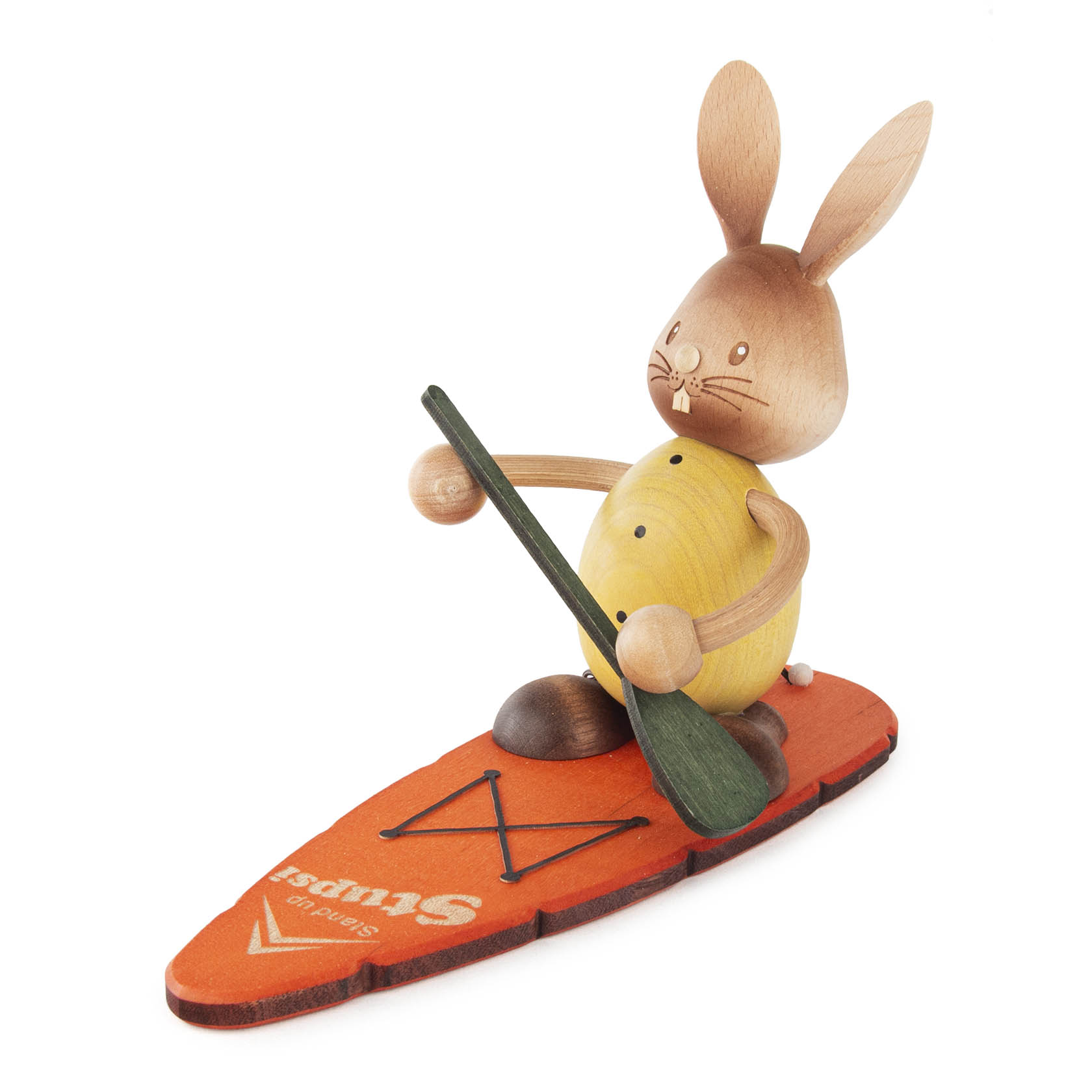 Holzhase 'Stupsi' in gelbem Shirt auf einem orangefarbenen Stand-up-Paddle-Board, hält ein grünes Paddle in beiden Händen. im Dregeno Online Shop günstig kaufen