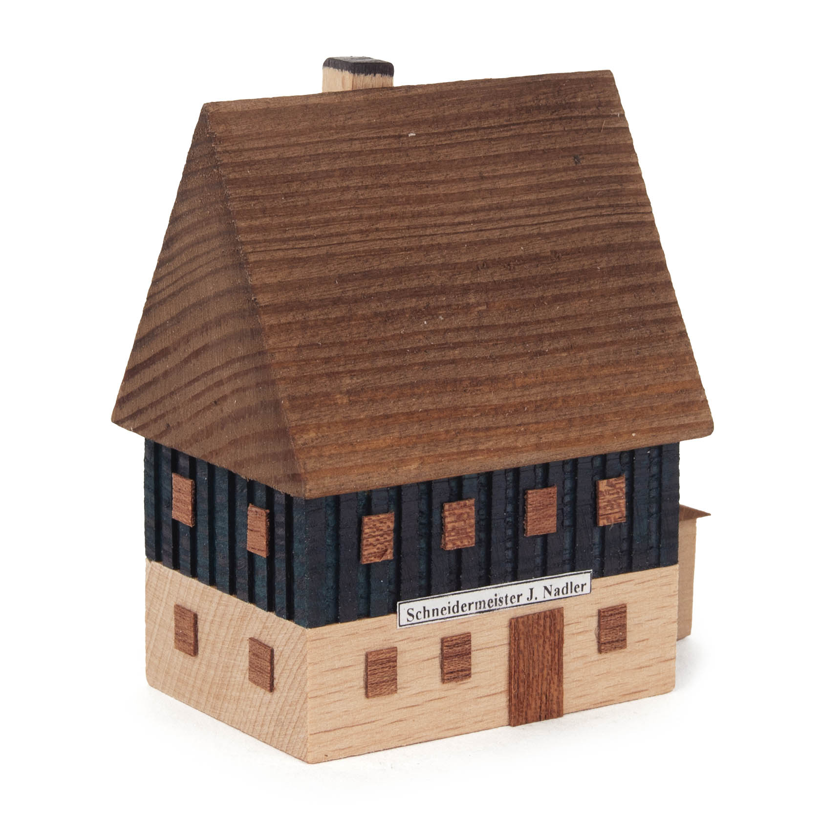 Modell einer zweistöckigen Schneiderei mit Werkstattanbau und Schild 'Schneidermeister J. Nadler'. Holzdesign mit dunkelblauem Fachwerk und braunem Dach. im Dregeno Online Shop günstig kaufen
