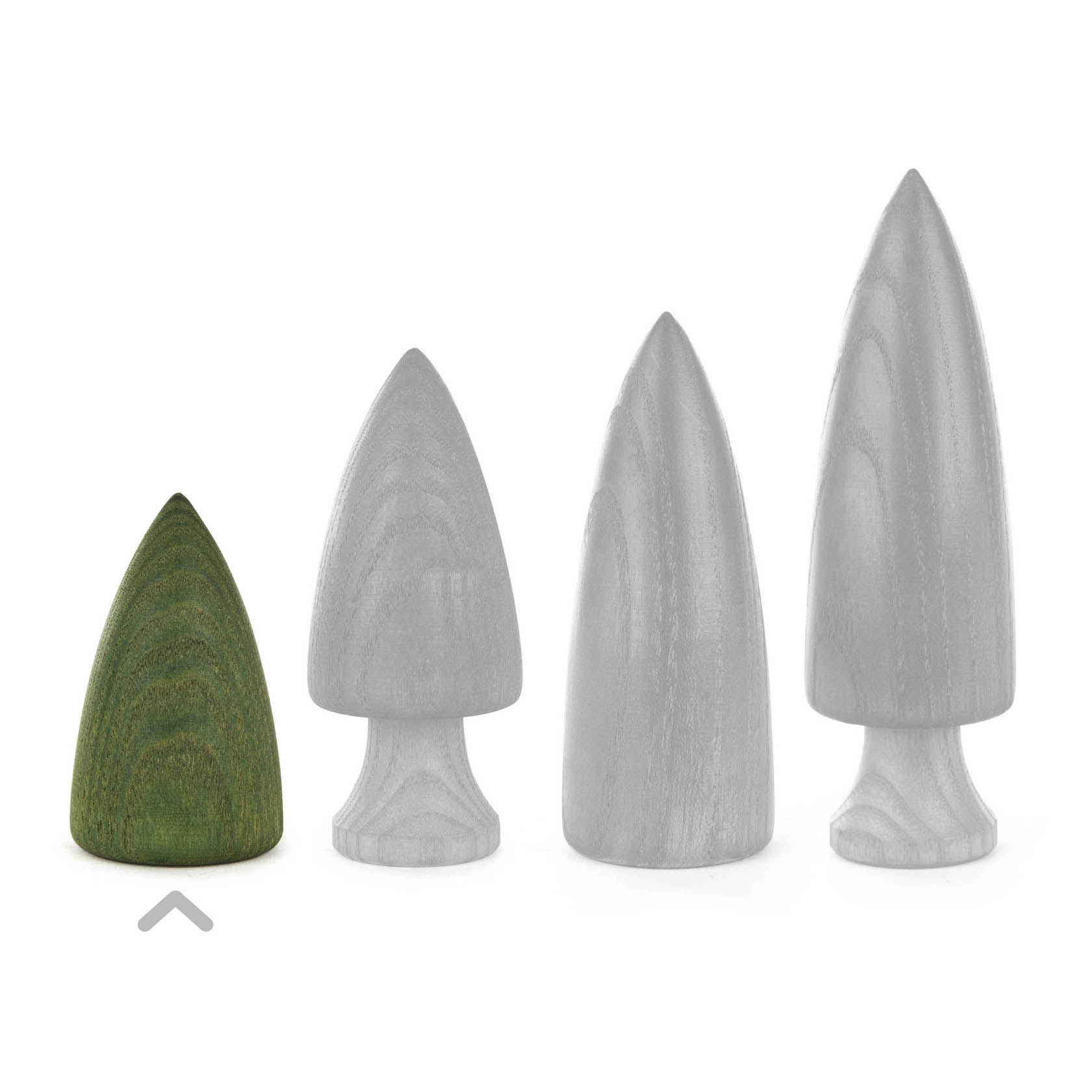 Vier Holzfiguren in Form von Tannenbäumen, die erste Figur links ist grün und 6,5 cm hoch, die anderen sind unlackiert.
