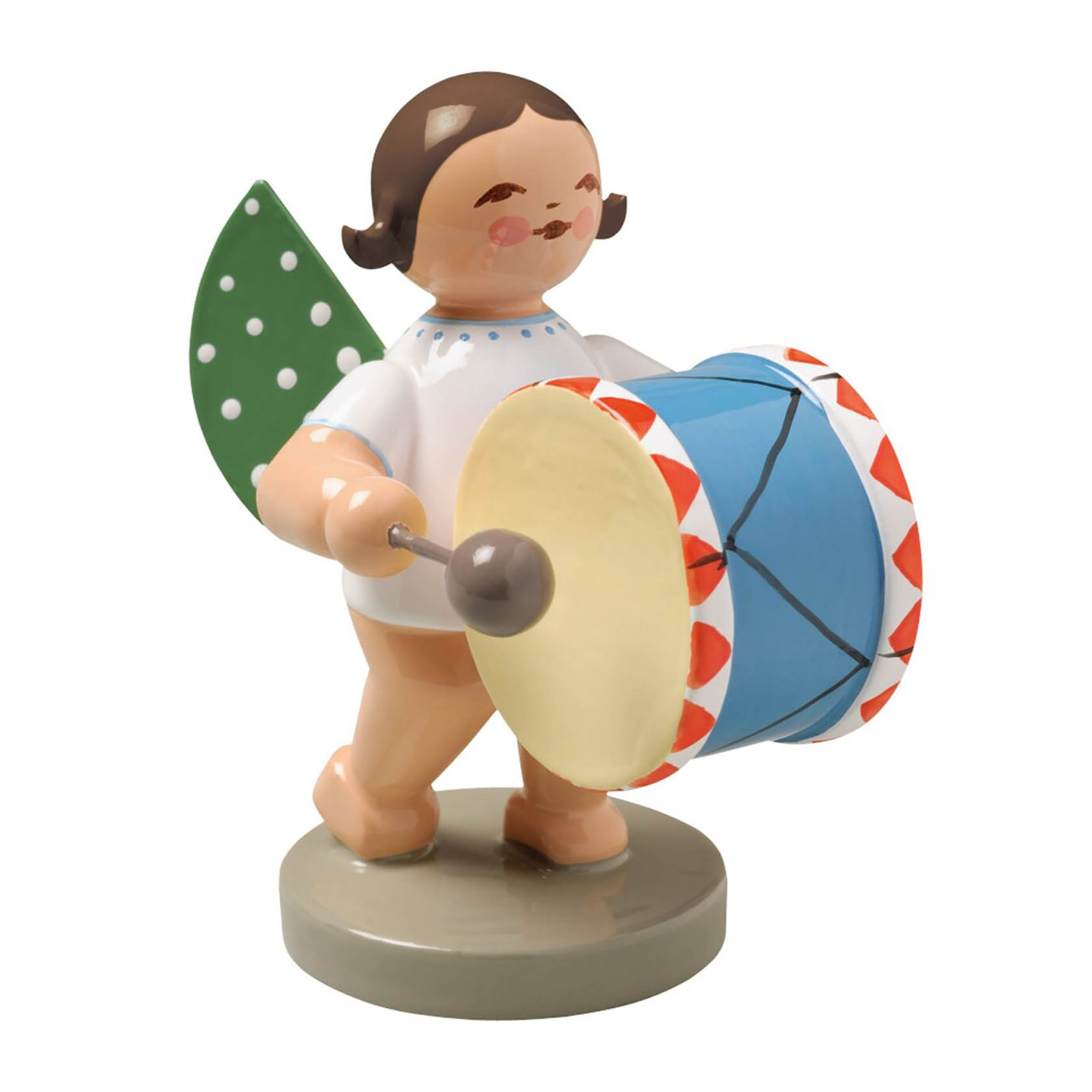 Holzengel-Figur mit grünen Flügeln und weißen Punkten, hält eine große, blaue Trommel mit roten Mustern und einem Schlegel. im Dregeno Online Shop günstig kaufen
