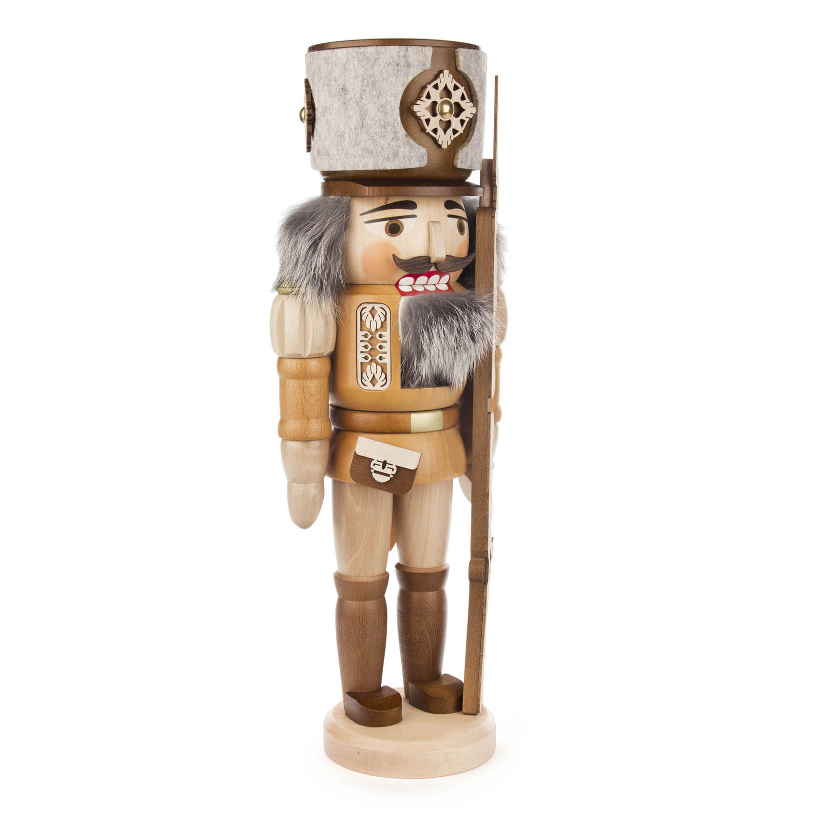 Ein traditioneller Nussknacker in Form eines Soldaten, 40 cm hoch, mit brauner Uniform und Fellmütze, hält ein Gewehr in der rechten Hand.