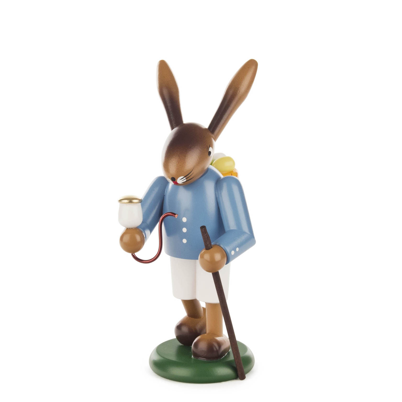 Ein Osterhase in blauer Jacke und weißer Hose, mit einem Korb auf dem Rücken, hält einen Stock und eine Laterne in den Pfoten.