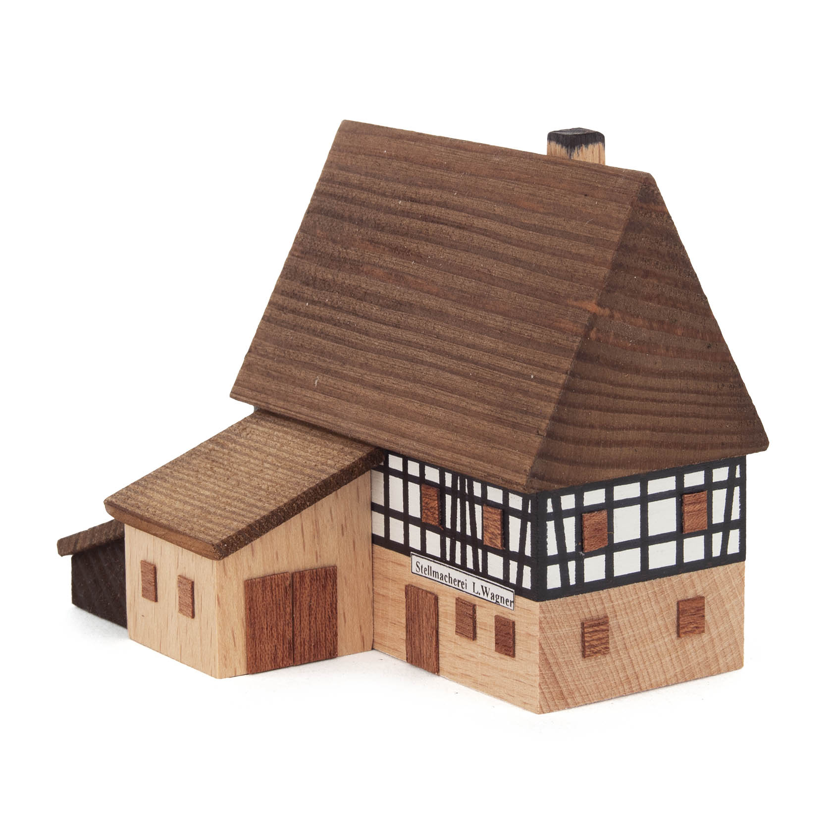 Ein zweistöckiges Modell einer Stellmacherei aus Holz mit einem Fachwerkstil und einem angebauten Werkstattschuppen.