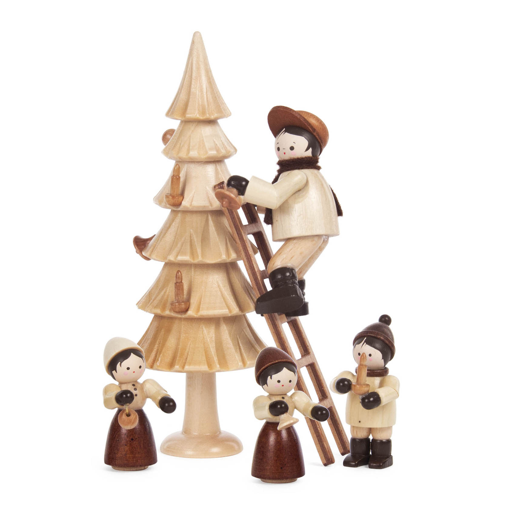 Holzfiguren bei Anbringung von Kerzen an einen dekorativen Weihnachtsbaum. Eine Figur steht auf einer Leiter, die anderen drei stehen am Boden. im Dregeno Online Shop günstig kaufen