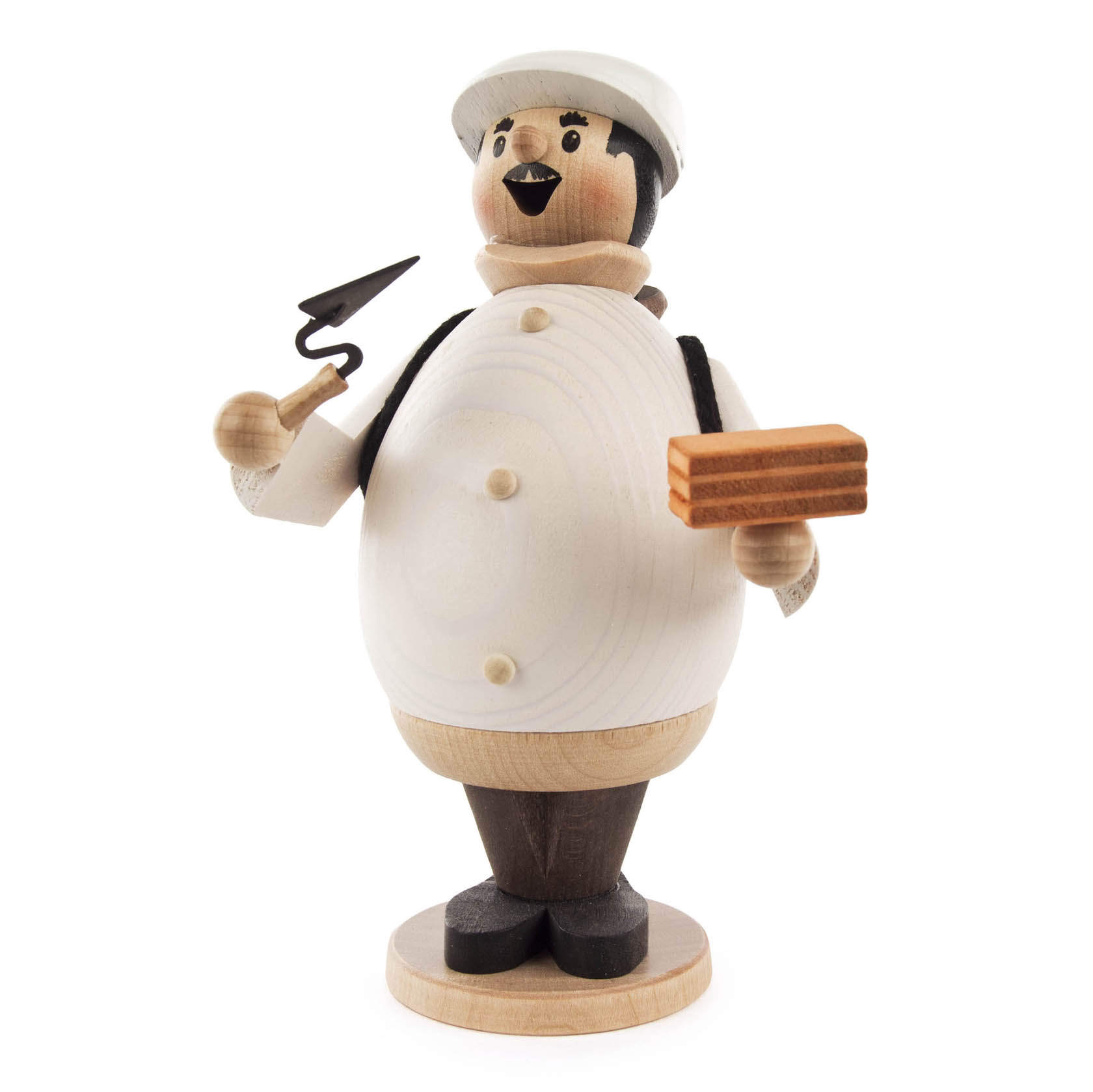 Eine Räucherfigur aus Holz, dargestellt als Maurer mit weißer Mütze und Schürze, hält eine Mauerwerkskelle in der rechten Hand und einen Ziegelstein in der linken Hand. im Dregeno Online Shop günstig kaufen